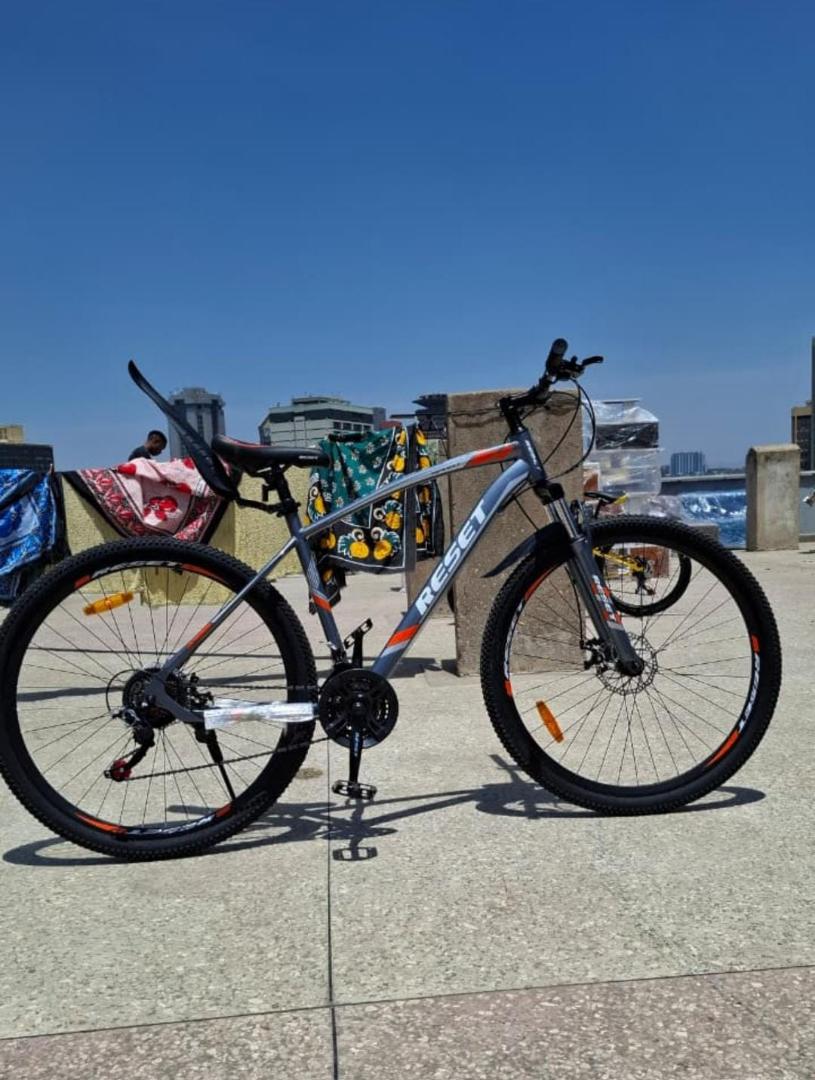 29 inch Reset MTB Mountain Bike – 18 Speed Geared Bicycle with Disc Brakes, Mudguards & Strong Frame