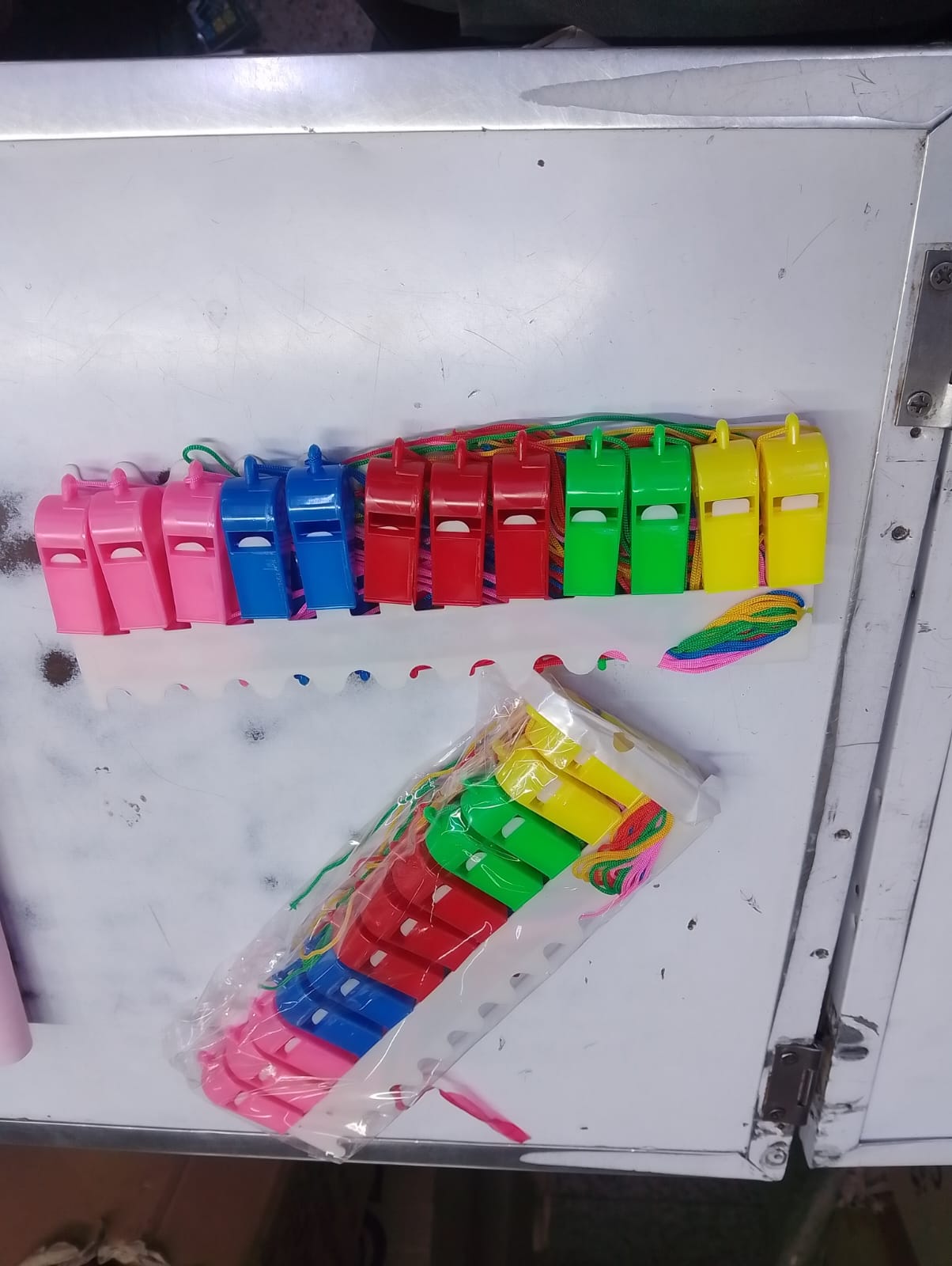 Colorful Plastic Whistles with Lanyard String Set – Loud Sound Sports Whistle for Kids Party Favors, Outdoor Games & School Events, Multi-Color Emergency Noise Maker Toys