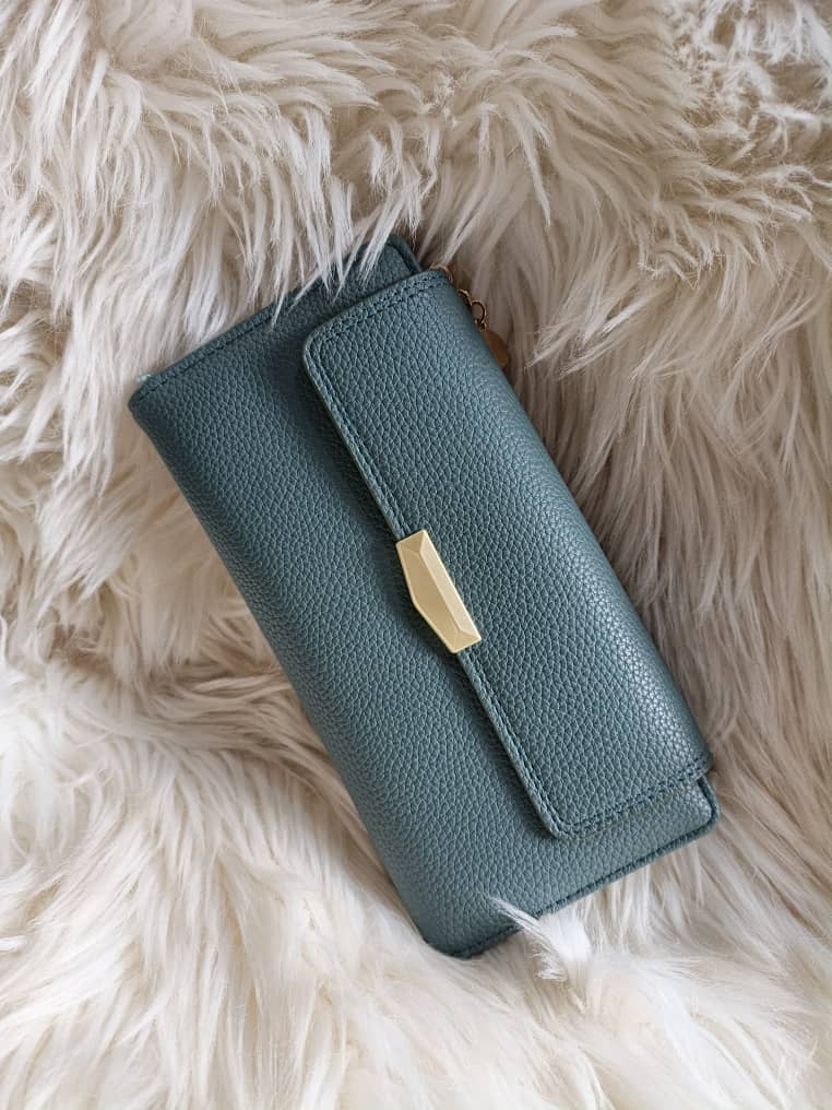 Women's Long Tri-Fold Pebbled Leather Wallet – High-Capacity Multi-Card Holder, ID Window & Gold Clasp