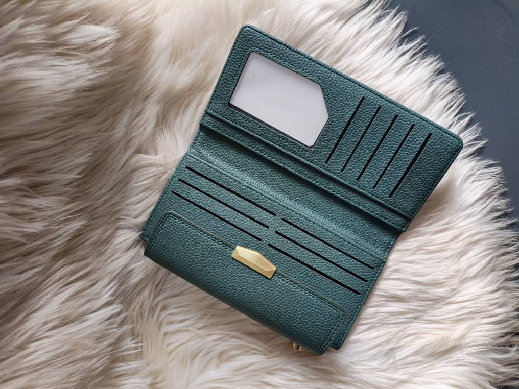 Women's Long Tri-Fold Pebbled Leather Wallet – High-Capacity Multi-Card Holder, ID Window & Gold Clasp