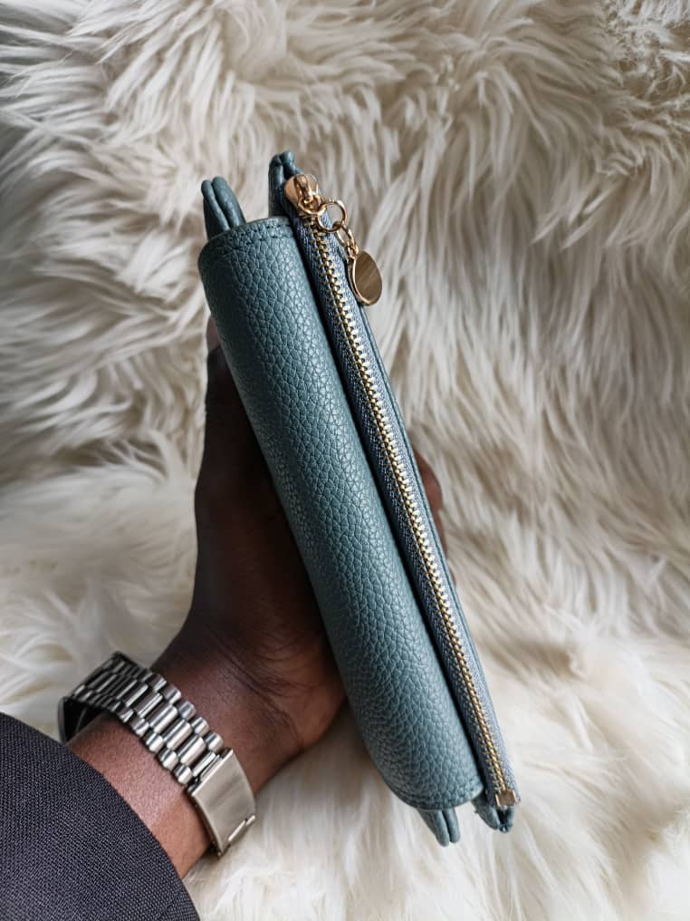 Women's Long Tri-Fold Pebbled Leather Wallet – High-Capacity Multi-Card Holder, ID Window & Gold Clasp