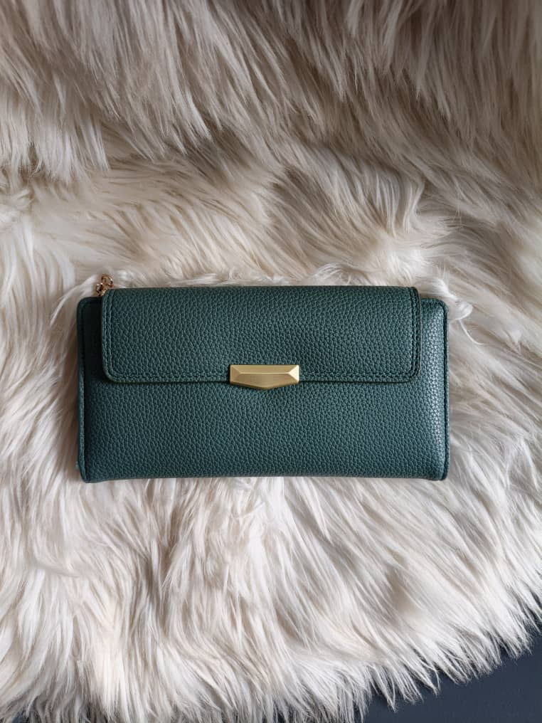 Women's Long Tri-Fold Pebbled Leather Wallet – High-Capacity Multi-Card Holder, ID Window & Gold Clasp