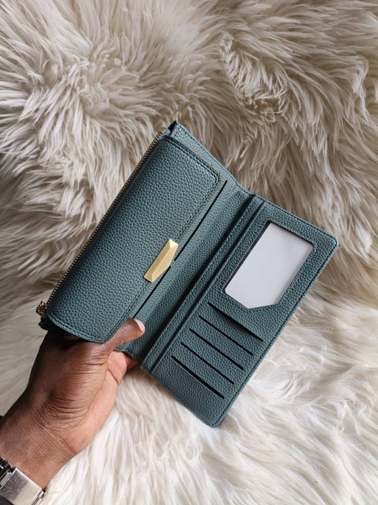 Women's Long Tri-Fold Pebbled Leather Wallet – High-Capacity Multi-Card Holder, ID Window & Gold Clasp
