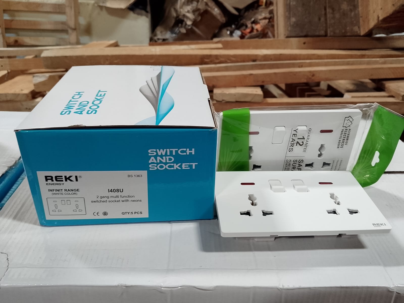ON STOCK🩸🩸Reki screwless universal twin socket🦋Crafted with high-quality polycarbonate materials, this socket ensures durability and reliable performance. It includes two standard sockets