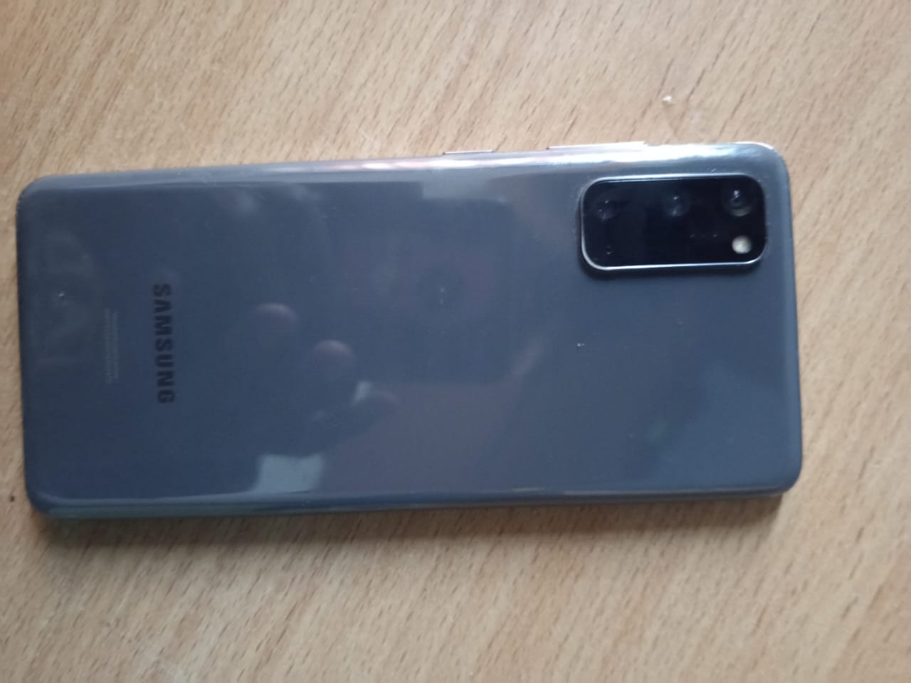 Refurbished Samsung Galaxy S20 (8GB/128GB) - Small Screen Dot / Fully Functional