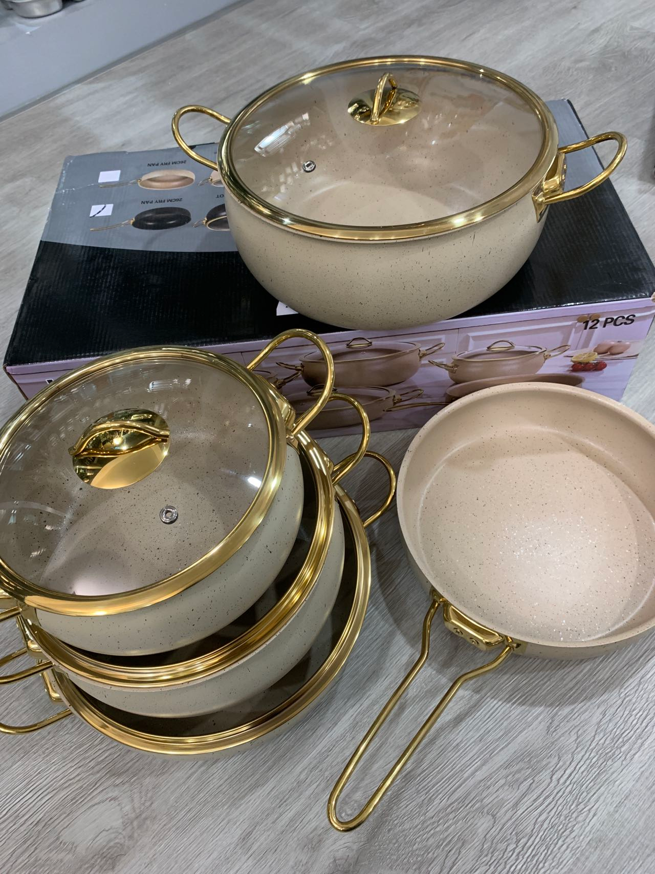 9-Piece Granite Casserole Cookware Set with Glass Lids, Non-Stick Cooking Pots and Frying Pan, 4 Saucepan Sizes with Gold Handles, Heat-Resistant Kitchen Cooking Set for Home