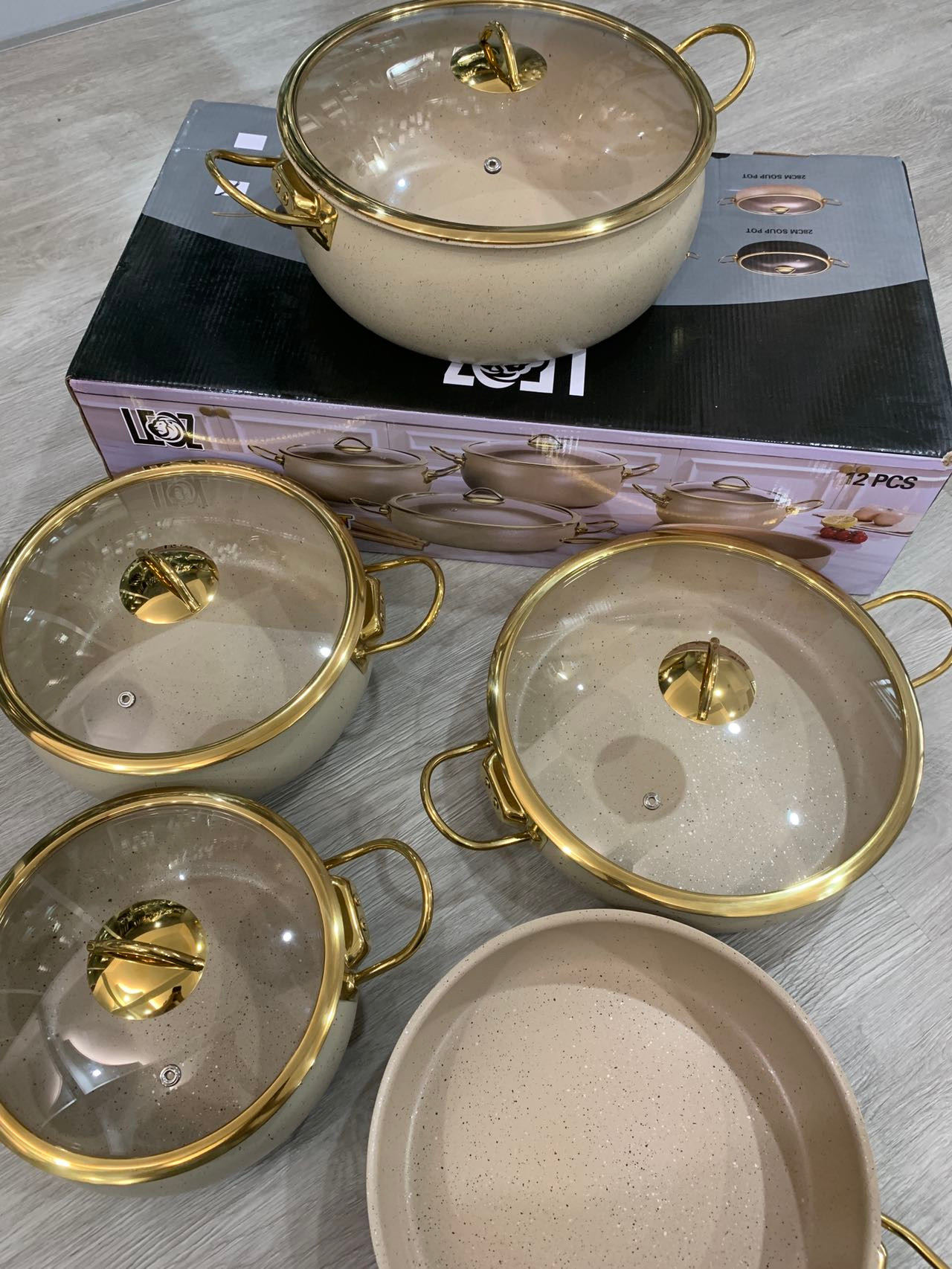 9-Piece Granite Casserole Cookware Set with Glass Lids, Non-Stick Cooking Pots and Frying Pan, 4 Saucepan Sizes with Gold Handles, Heat-Resistant Kitchen Cooking Set for Home
