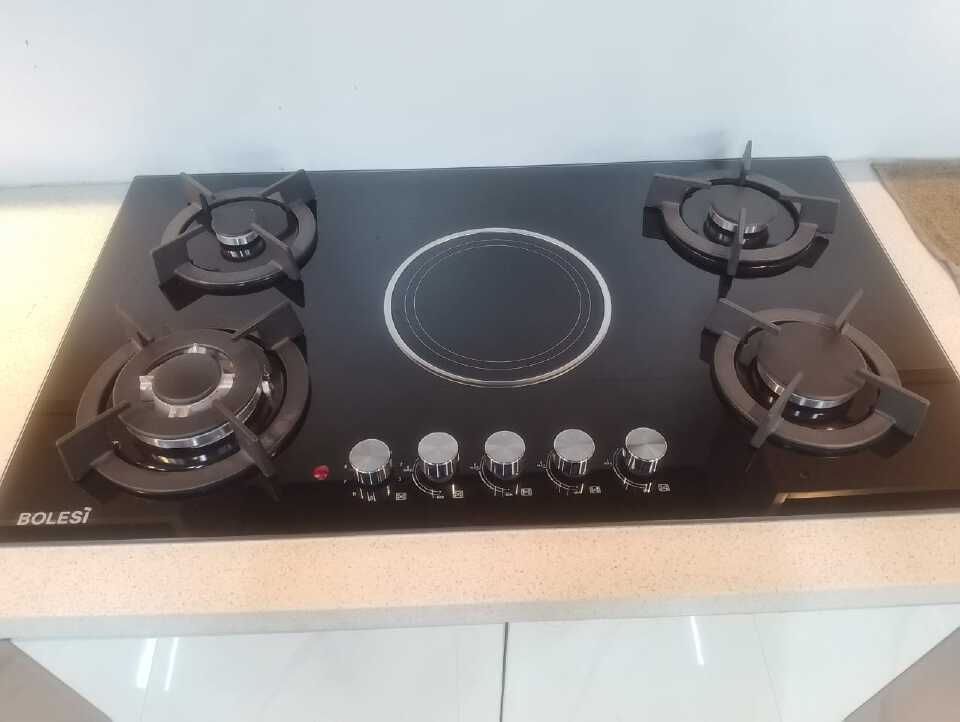 BOLESI 5-IN-1 BUILT-IN HOB

Upgrade your kitchen with the Bolesi 4 Gas + 1 Infrared Electric Hob.

• 4 powerful gas burners
• 1 infrared electric cooking plate
• High-power wok burner
• Built-in gas l