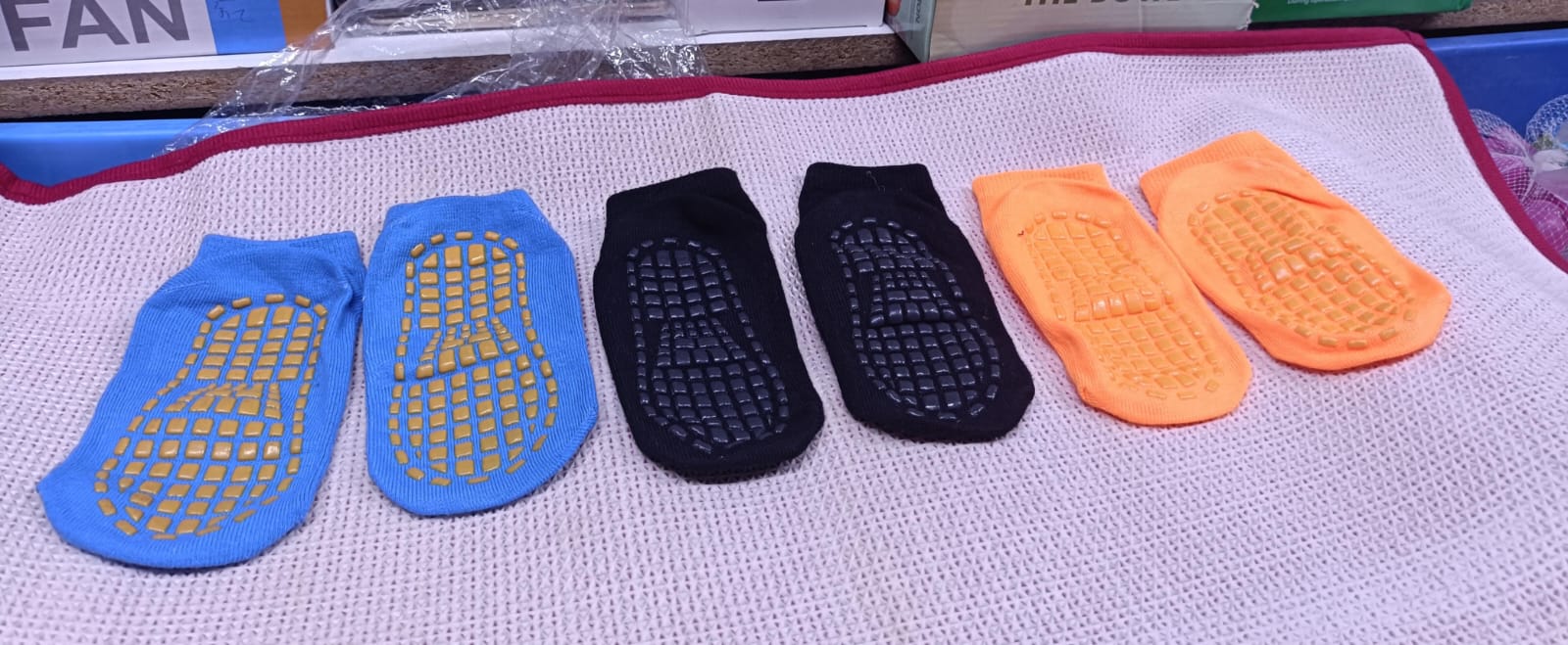 Trampoline socks, yoga socks nonslip, anti-skid with grippers for toddler children teenagers and adults*.

✅XS (1-3yrs old) Available colours Orange and black only

✅ S (4-6years old)* Available colou