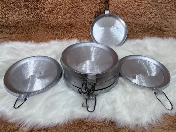 Jua Kali Round Aluminium Chapati Pan with Shallow Cooking Surface, Raised Rim and Metal Loop Handle for Chapatis, Pancakes and Flatbreads