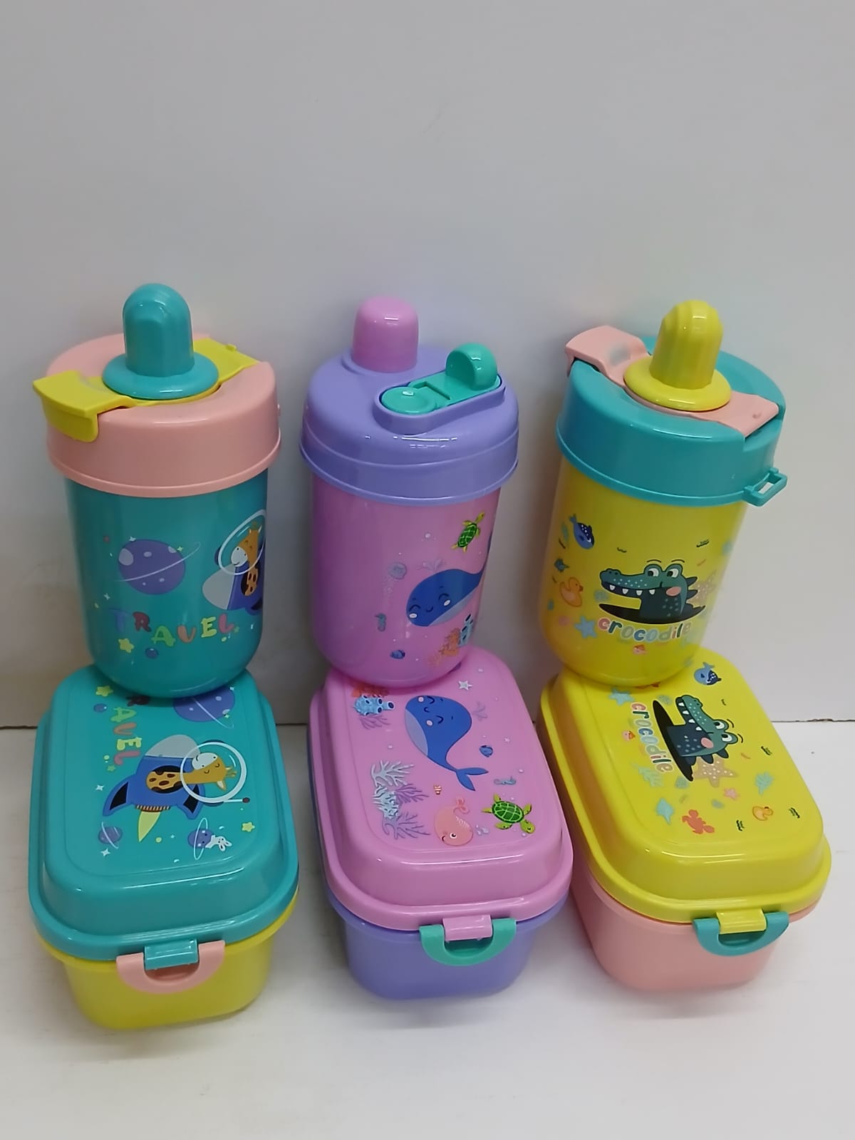Gift pack snack set snack box {1000ml} + water bottle {500ml},Material: plastic BPA free ,Different colours available,  2 in1 snack box with a water bottle