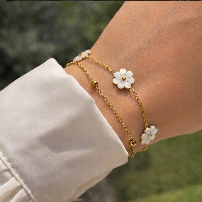 Gold Plated Layered Daisy Flower Bracelet – Delicate Beaded Link Chain & White Floral Charm Bracelet for Women