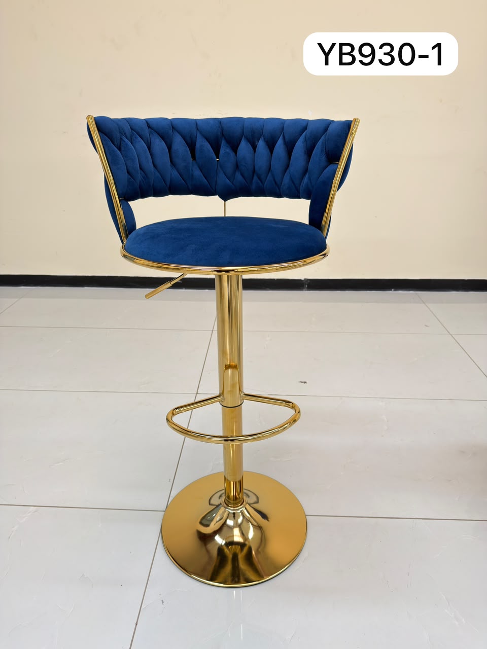 Executive bar stool.add comfort and style to your space with this executive bar stool. its elegant design makes it suitable for modern homes, kitchens, home bars, restaurants, and ente