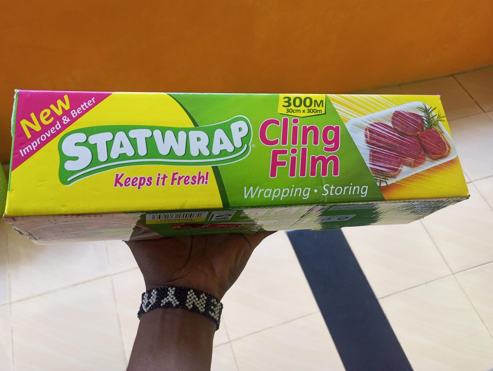 Transparent Cling Film Wrap 300 metres cling film 30cm by 300m size statwrap film for wrapping,packaging and storing food,fruits,vegetables and shoes clear wrapping film