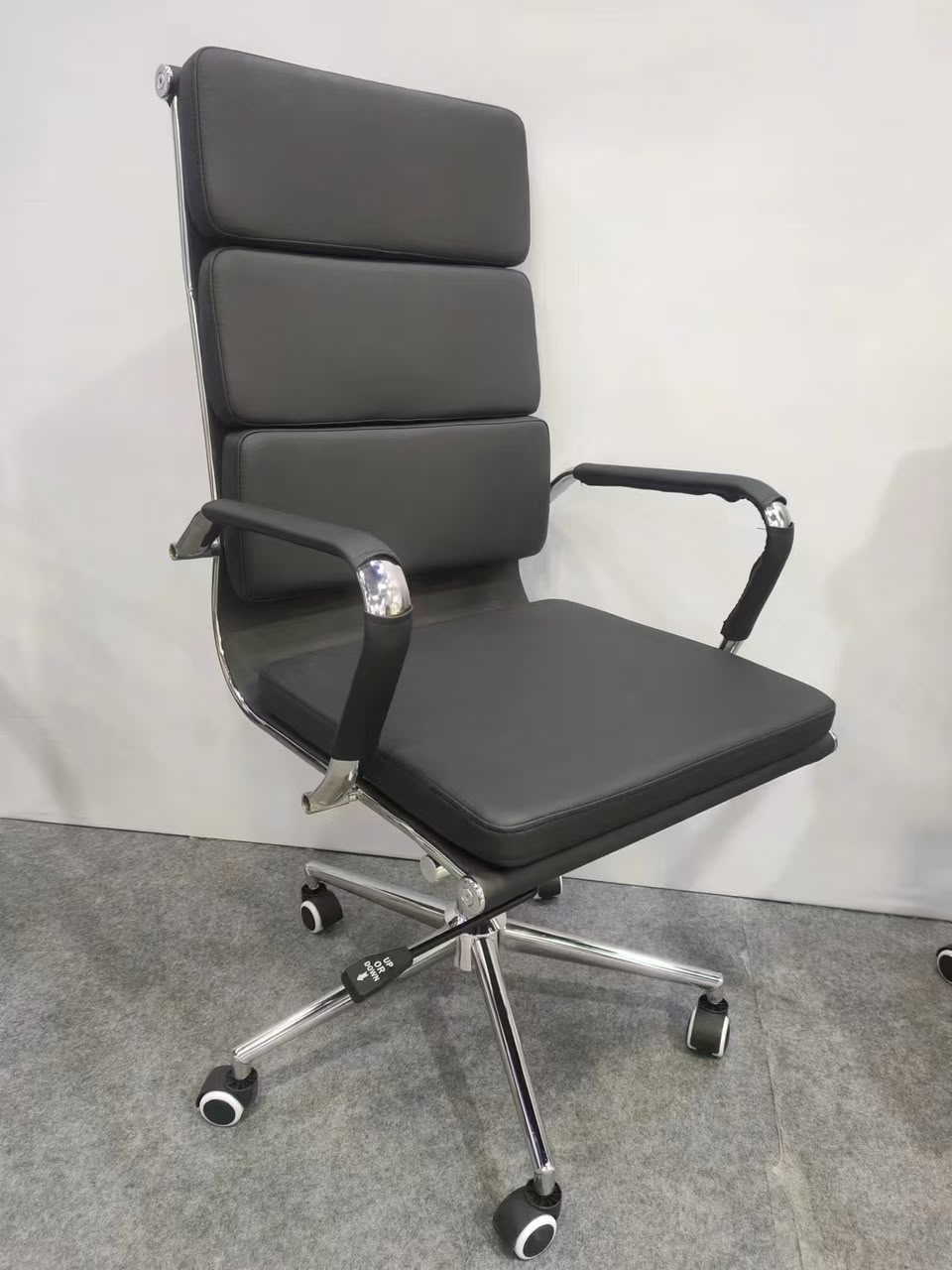 💼 EXECUTIVE LEATHER OFFICE CHAIR – SOFT CUSHIONED
Upgrade your workspace with this stylish Executive Leather Office Chair, designed with soft cushioning for a comfortable and professional seating exp