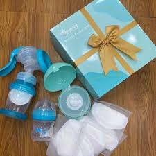 Momeasy Manual Breast Pump Gift Set.This all-in-one newborn nursing kit includes a manual breast pump along with several postpartum feeding and storage essentials its BPA free