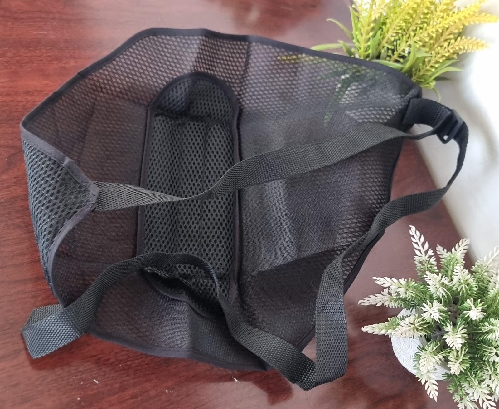 Medical arm support sling in black colour. Adjustable and breathable approx 26cm Medical arm support sling suitable for mild shoulder muscle strain or ligament sprain support