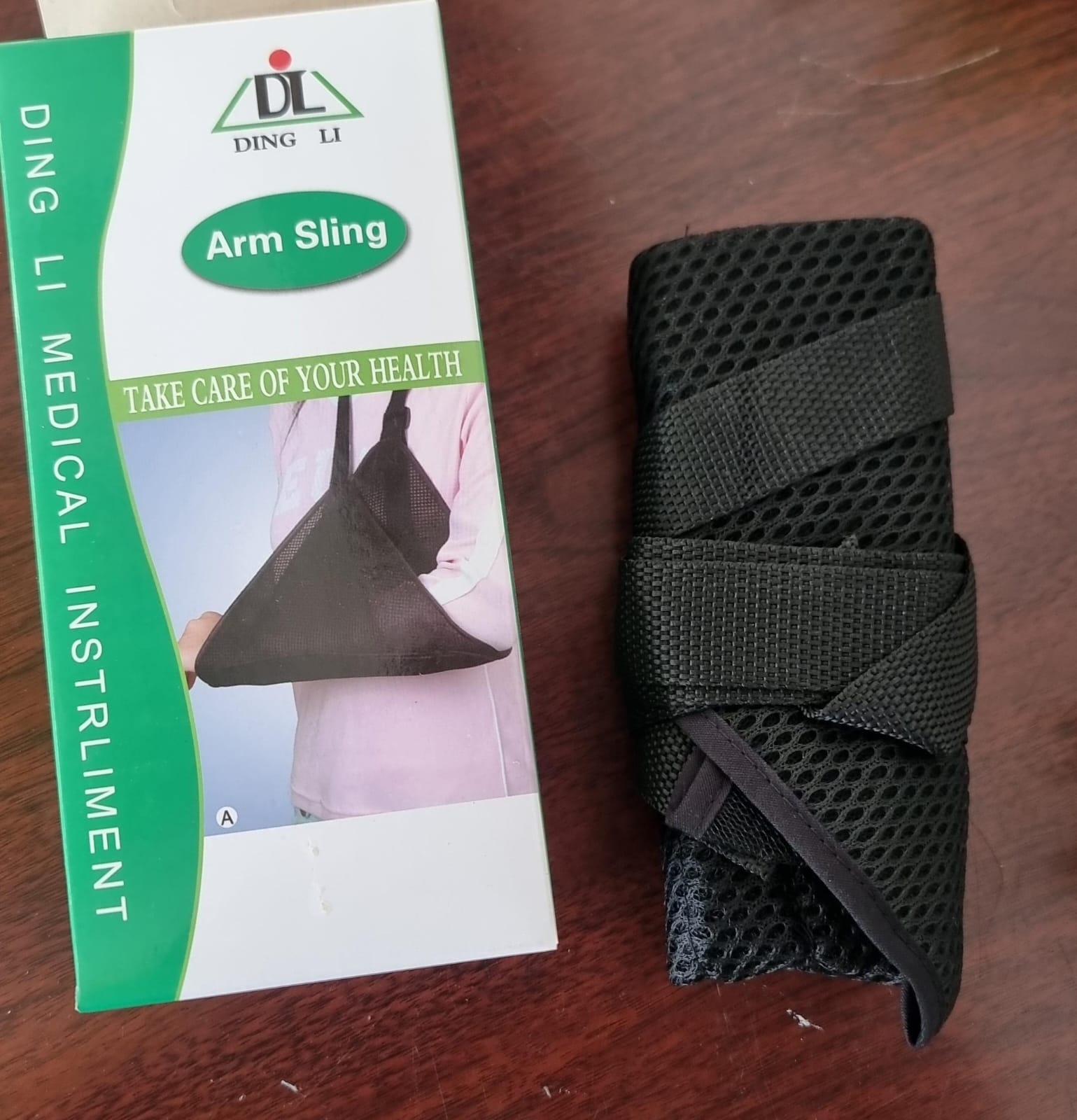 Medical arm support sling in black colour. Adjustable and breathable approx 26cm Medical arm support sling suitable for mild shoulder muscle strain or ligament sprain support