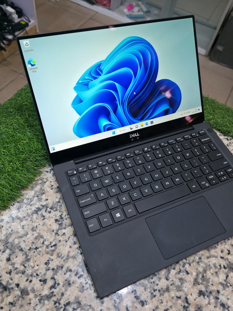 {HOT DEAL ALERT!!!} Refurbished DELL XPS 9370 8th Gen,  Intel Core i7, 16GB RAM, 1TB SSD + 13.3″ Full HD Touchscreen + Windows 11 Pro