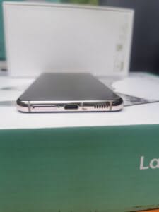 Refurbished Samsung Galaxy S21 5G - 8GB RAM, 256GB Storage, Phantom Violet, 6.2″ Display, 64MP Triple Camera + 10MP Front Camera