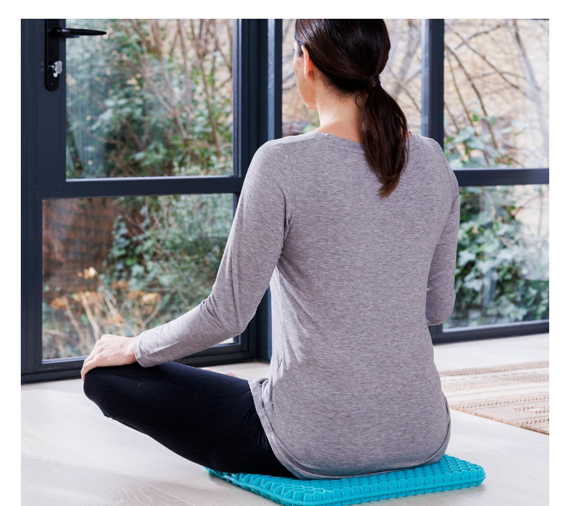 Egg sitter support cushion -Absorbs pressure points -Retains it's shape - strong and durable -Fits most chairs -Free washable cothe special elastic support pad supports your back and spine well .