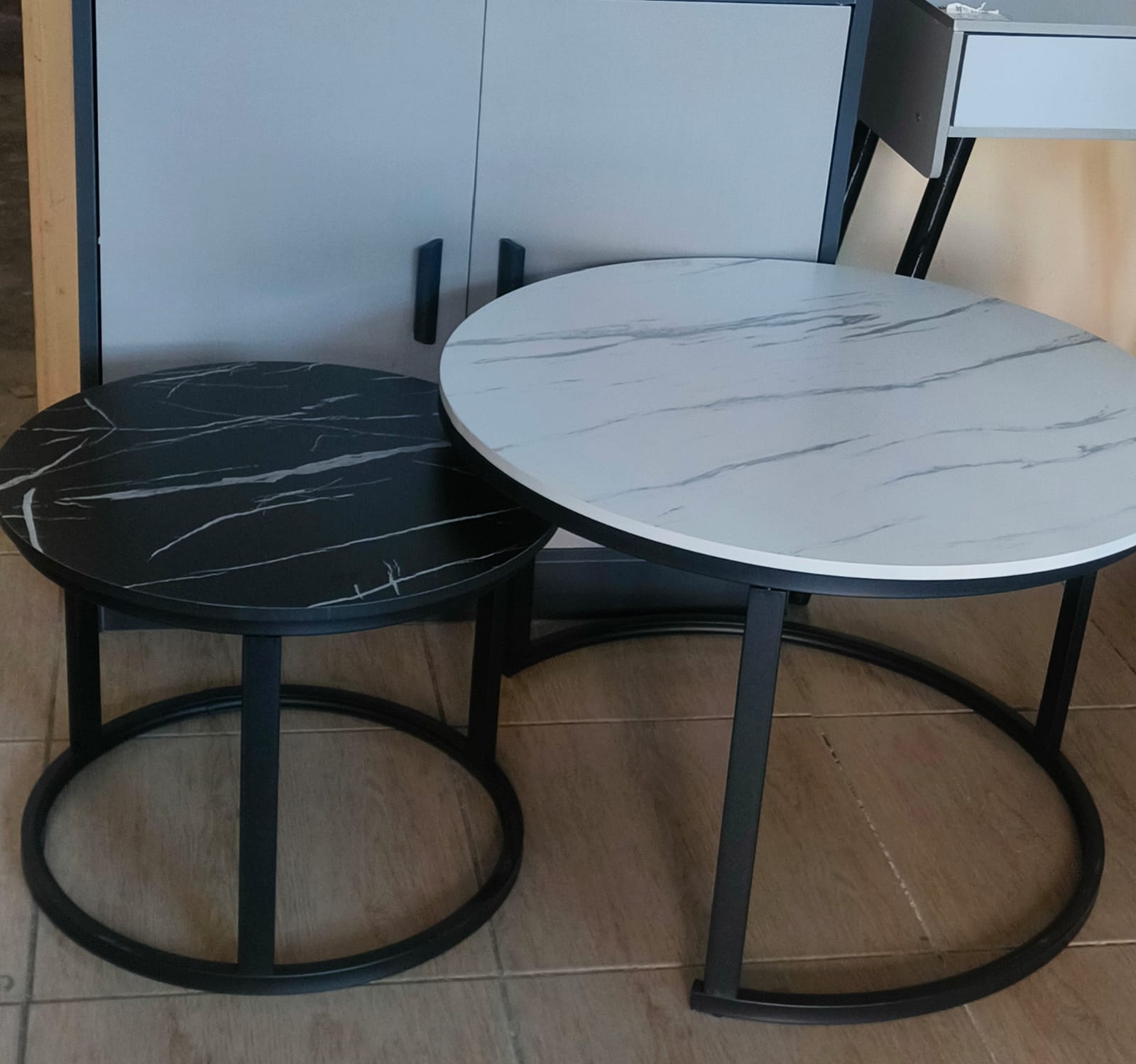 Modern 2-in-1 Nesting Coffee Table Set – Round MDF Wood Top with Marble-Effect Finish, Stylish Black Metal Frame, Stackable Side Tables for Living Room, Bedroom & Office