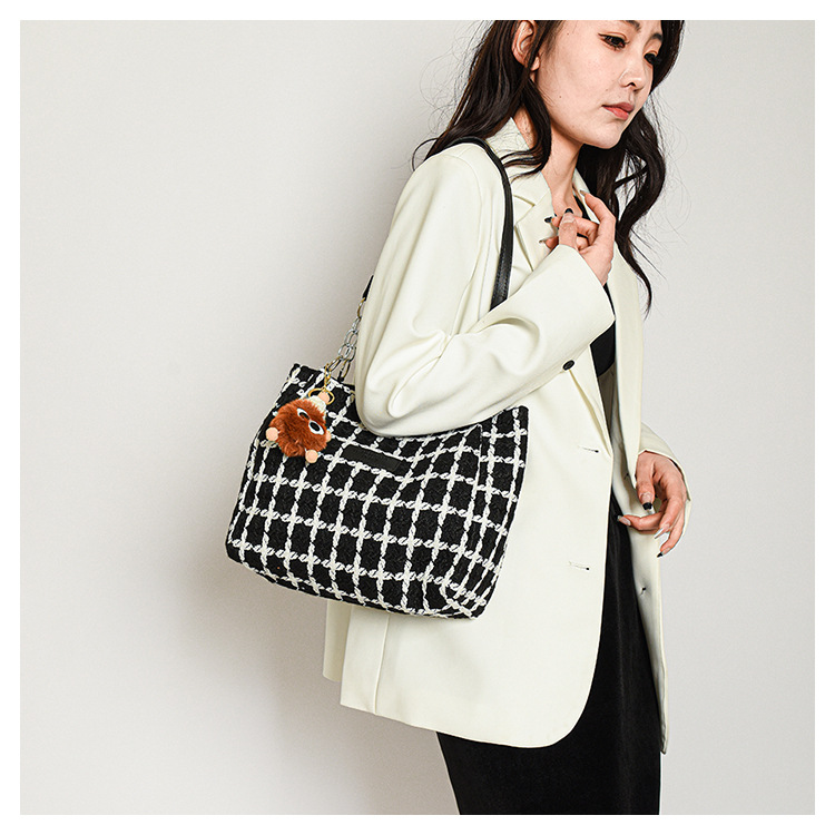 2026 New Large Capacity Simple Fashion Plaid Black/White Shoulder Bag Women's Tote Bag
