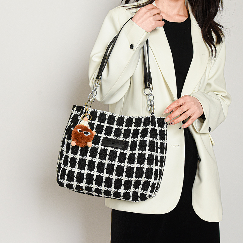 2026 New Large Capacity Simple Fashion Plaid Black/White Shoulder Bag Women's Tote Bag