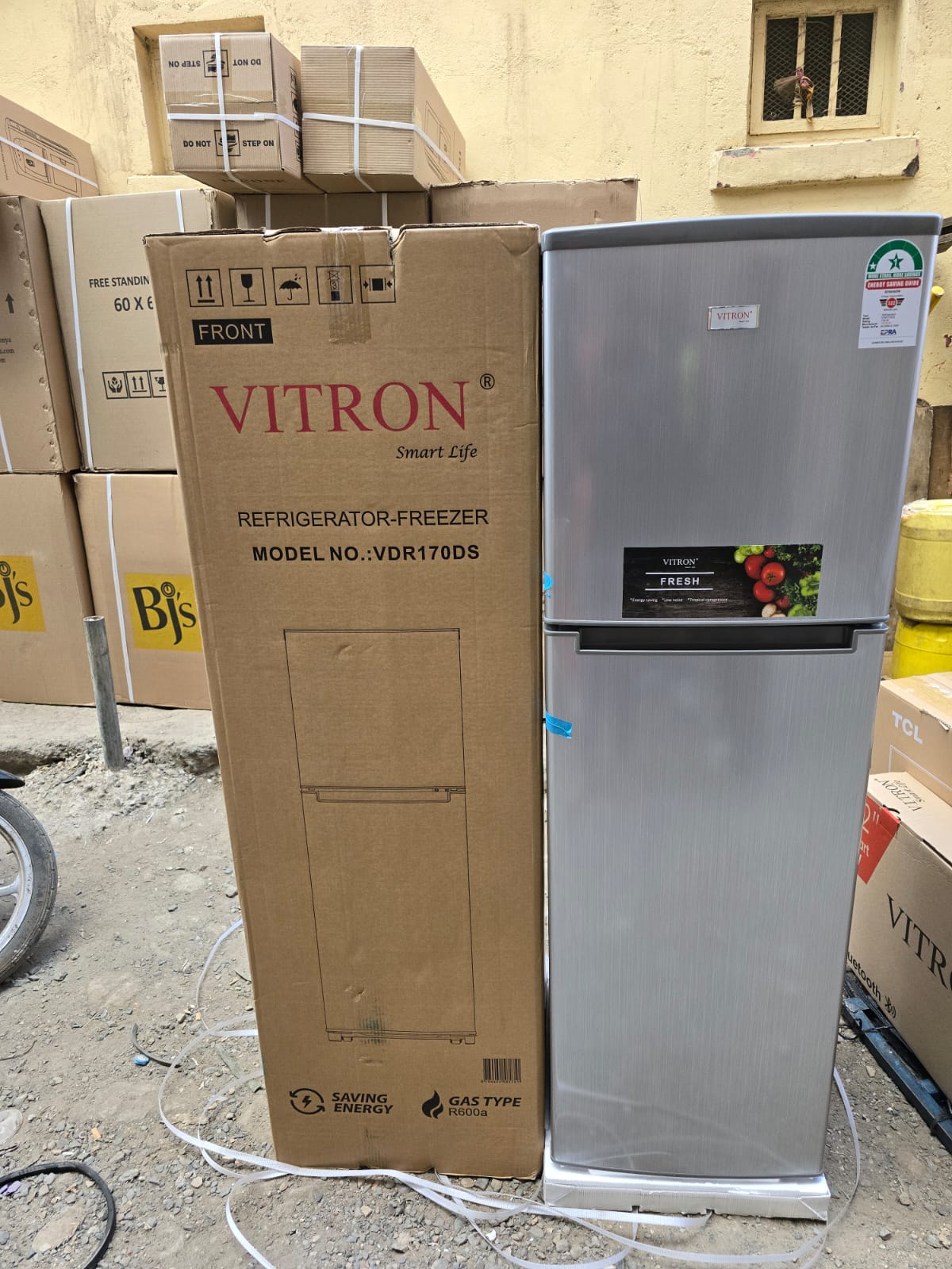 Vitron VDR170DS 170L Double Door Fridge Silver Hairline
✨ Key Features: ✔️ 170L capacity – ideal for small families or apartments
✔️ Double door design (separate freezer & fridge sections)
✔️ Energy-s