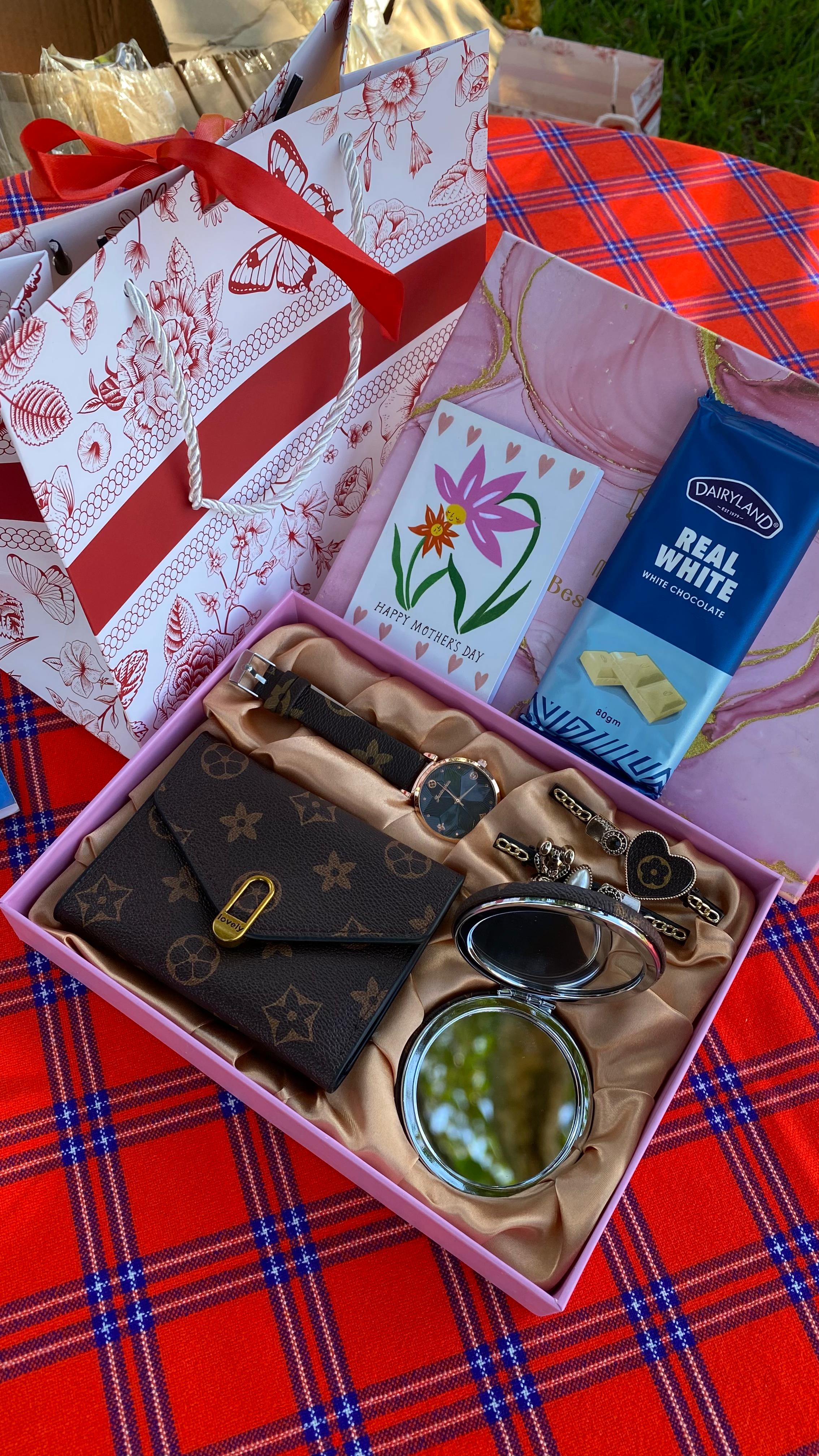 👸👑MOTHERS DAY GIFT SETS

👑ELEGANT  PACK X CHOCOLATE BAR  *

👑Watch 
👑2 hair clips
👑Pocket mirror
👑Chocolate bar
👑Wallet/purse
👑Gift Card
👑Bag with ribbon 🎀 

✍️We offer Engraving s
