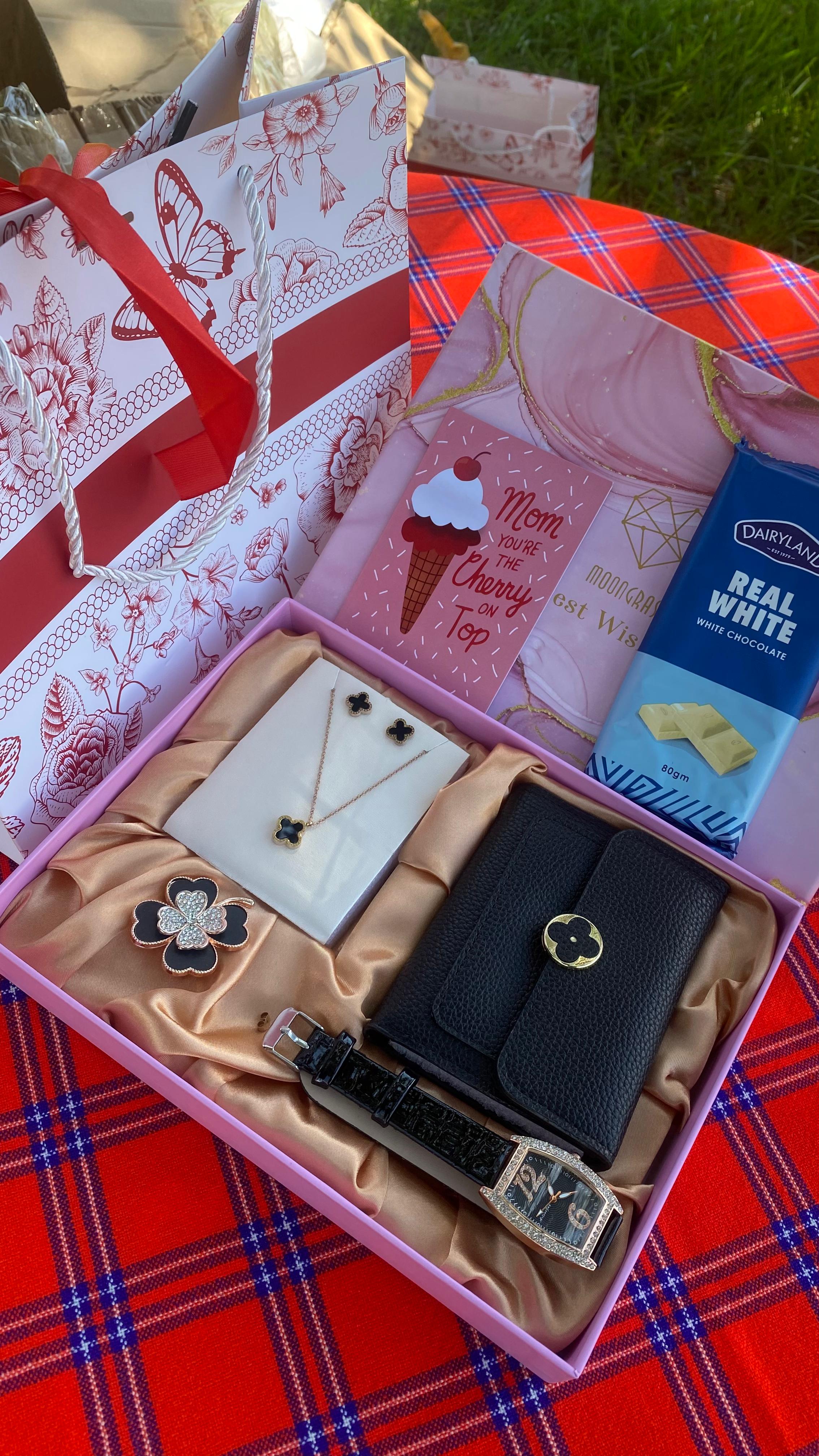 MOTHERS DAY GIFT SETS
ELEGANT PACK X CHOCOLATE BAR 
Watch
👑Necklace
👑Earrings
👑Chocolate bar
👑Brooch/Hair clip
👑Wallet/purse
👑Gift Card
👑Bag with ribbon 🎀

✍️We offer Engraving services✍️(cust
