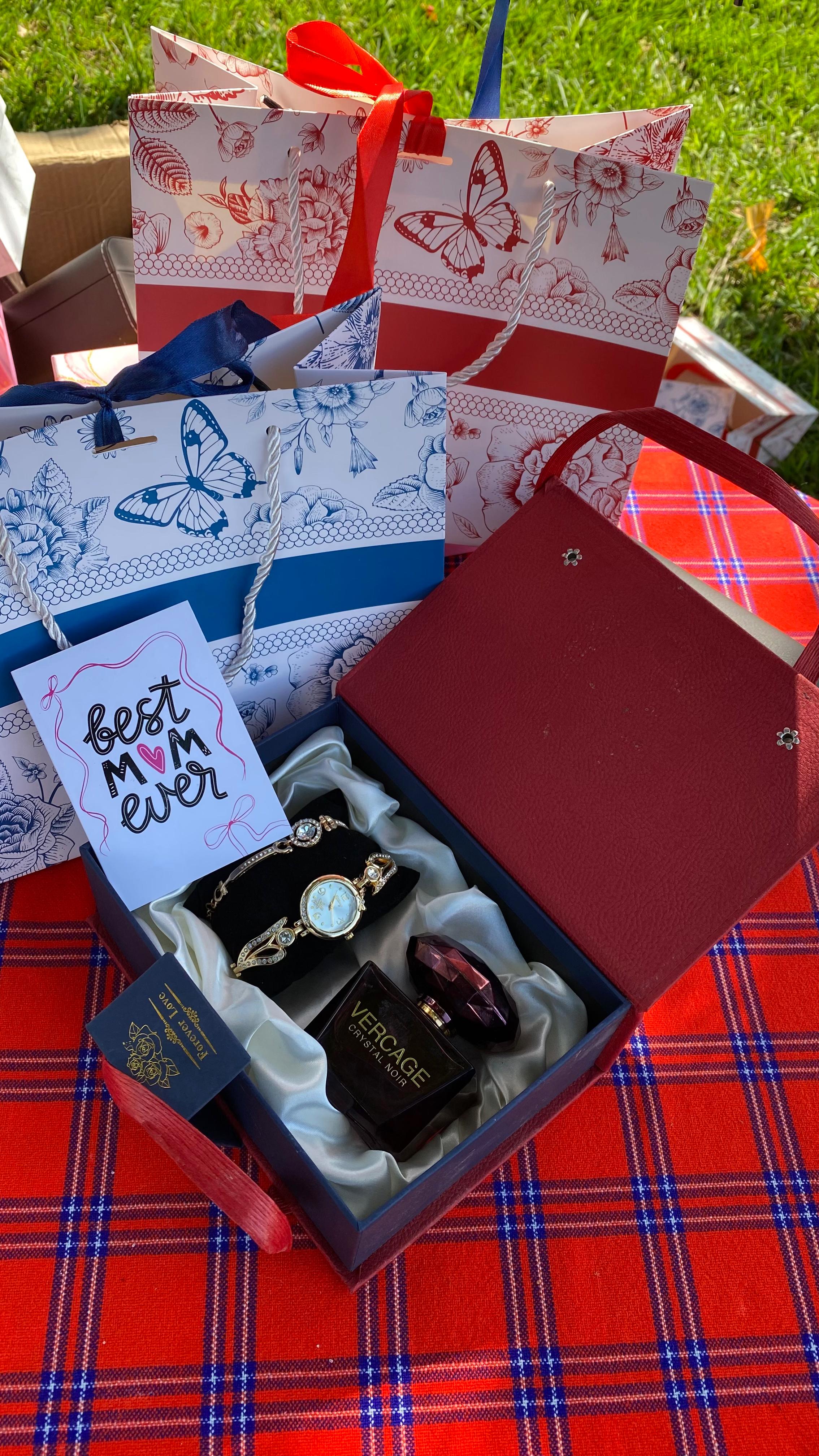 👸👑MOTHERS DAY GIFT SETS👑PERFUME GIFT PACK *

👑Watch 
👑Bracelets
👑Perfume 
👑Gift Card
👑Bag with ribbon 🎀 

✍️We offer Engraving services✍️(custom message for mum on items)

☎️ *FOR E
