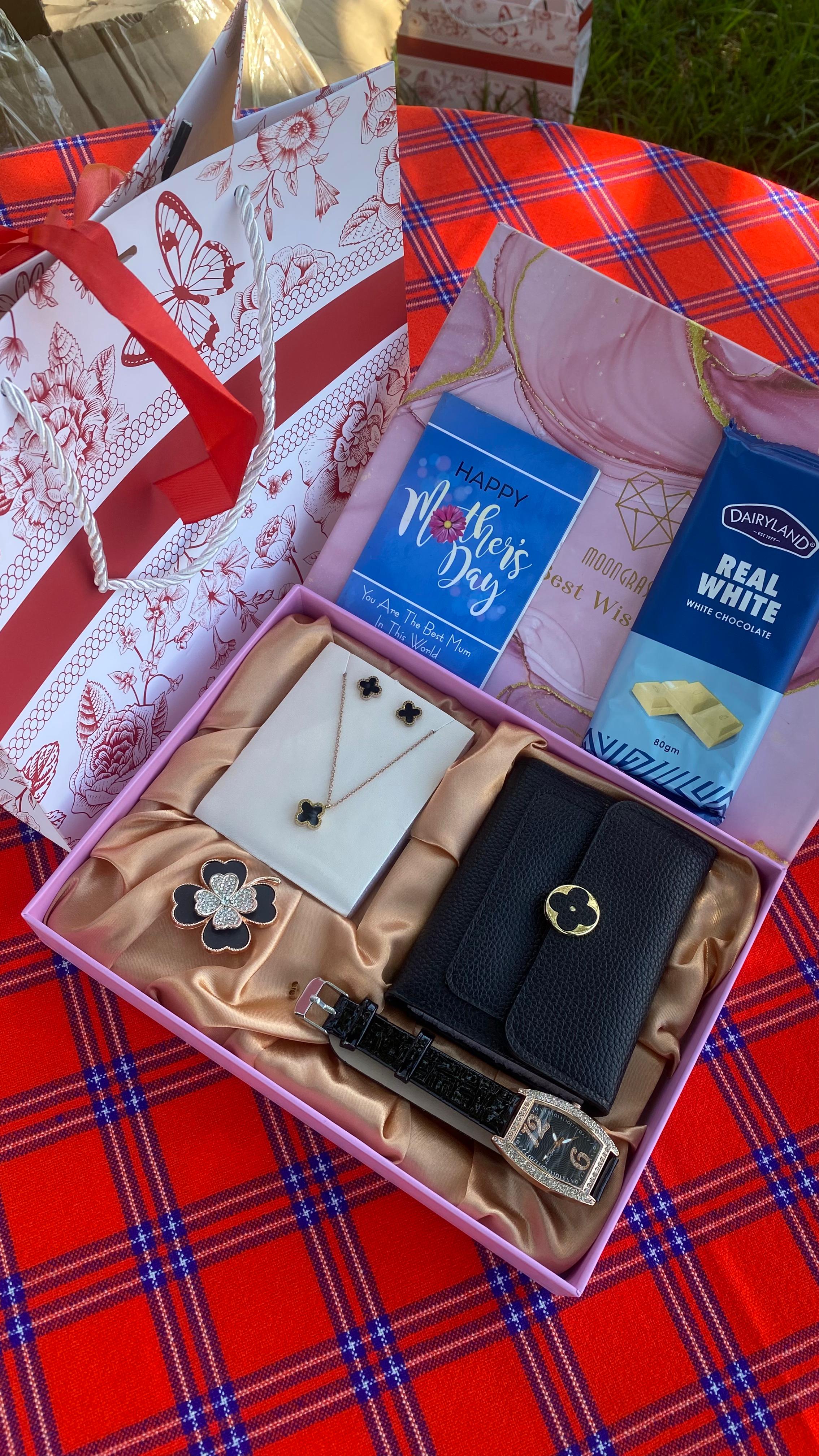 MOTHERS DAY GIFT SETS
ELEGANT PACK X CHOCOLATE BAR 
Watch
👑Necklace
👑Earrings
👑Chocolate bar
👑Brooch/Hair clip
👑Wallet/purse
👑Gift Card
👑Bag with ribbon 🎀

✍️We offer Engraving services✍️(cust