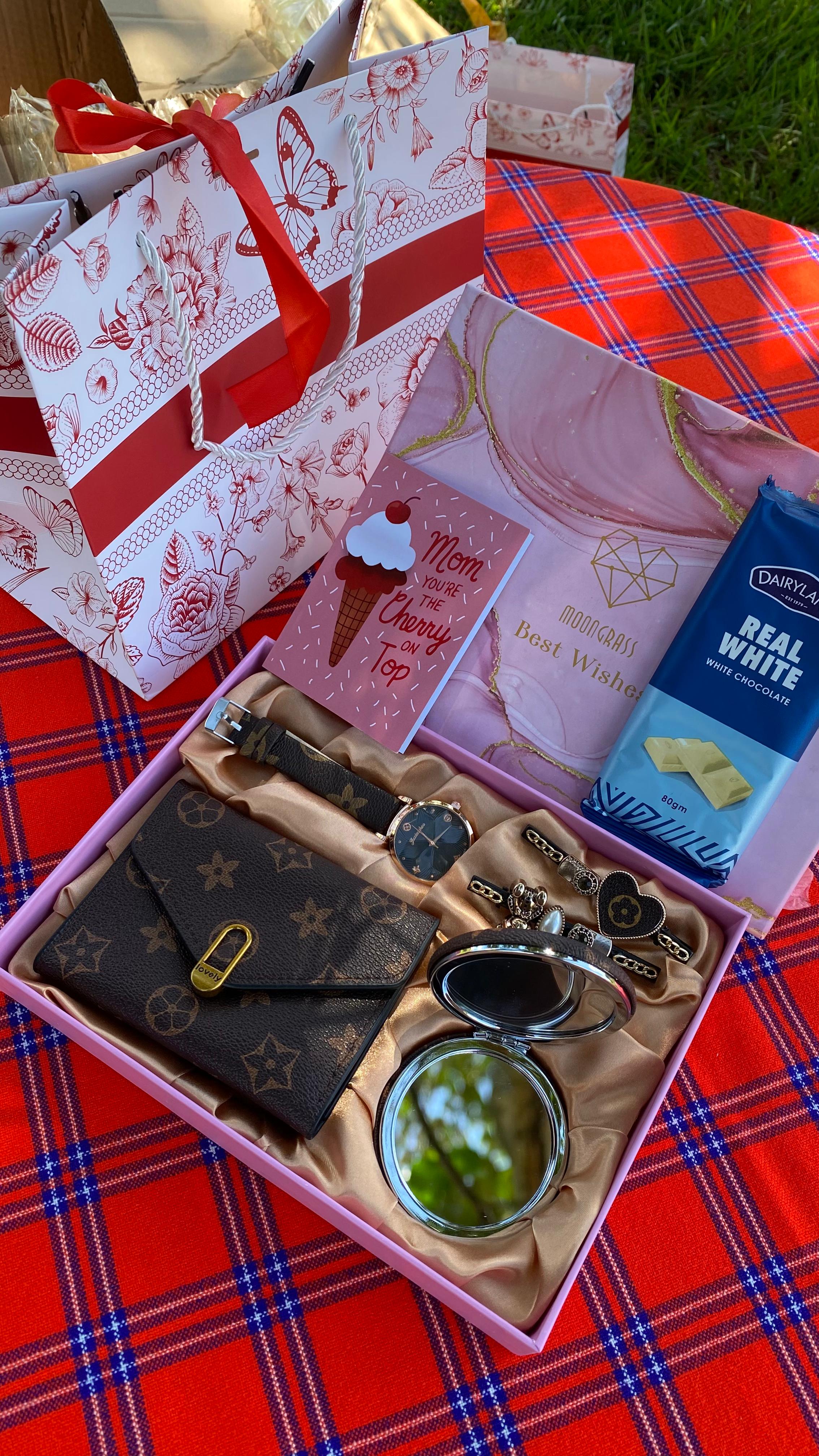 👸👑MOTHERS DAY GIFT SETS

👑ELEGANT  PACK X CHOCOLATE BAR  *

👑Watch 
👑2 hair clips
👑Pocket mirror
👑Chocolate bar
👑Wallet/purse
👑Gift Card
👑Bag with ribbon 🎀 

✍️We offer Engraving s