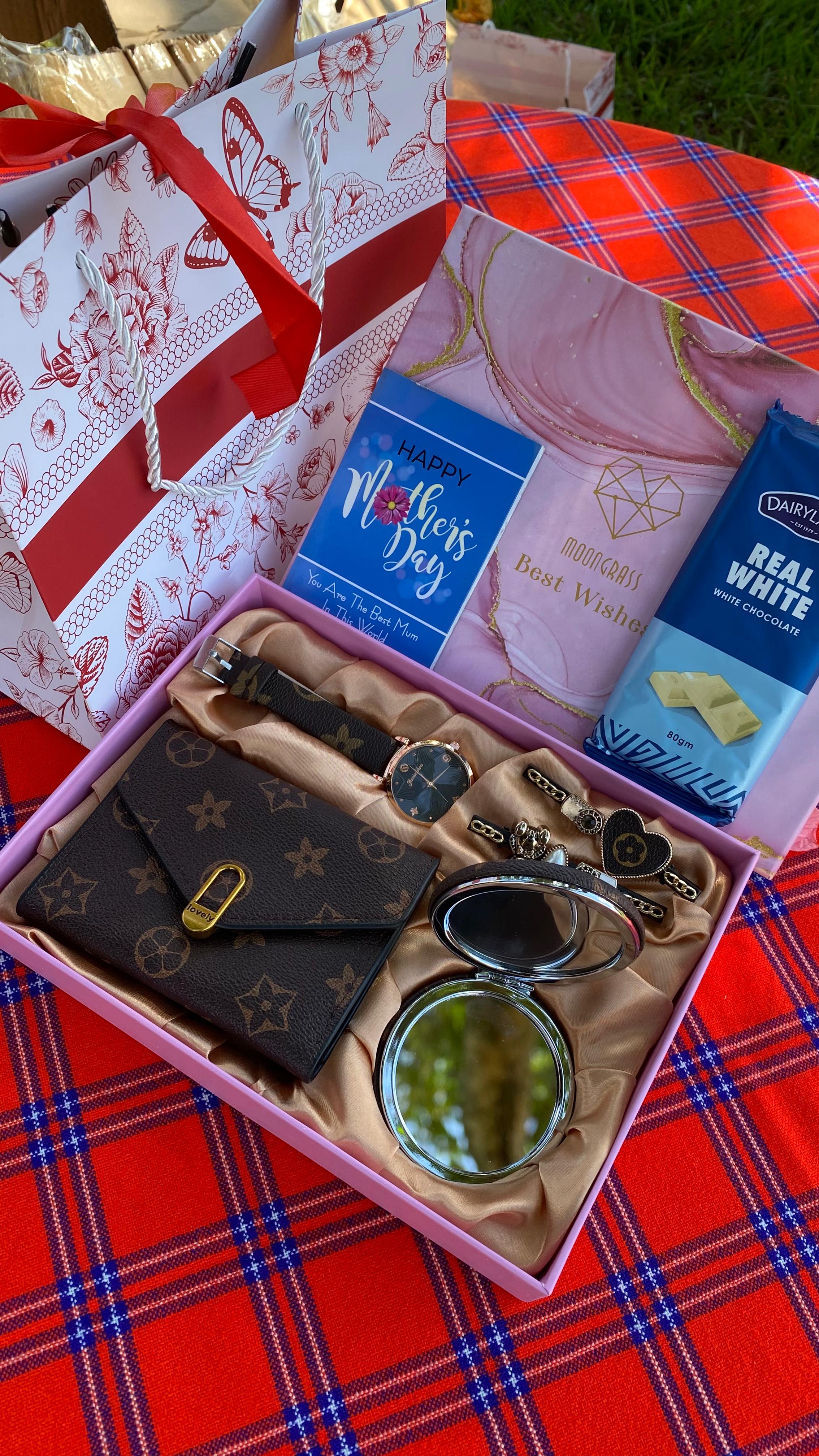 👸👑MOTHERS DAY GIFT SETS

👑ELEGANT  PACK X CHOCOLATE BAR  *

👑Watch 
👑2 hair clips
👑Pocket mirror
👑Chocolate bar
👑Wallet/purse
👑Gift Card
👑Bag with ribbon 🎀 

✍️We offer Engraving s