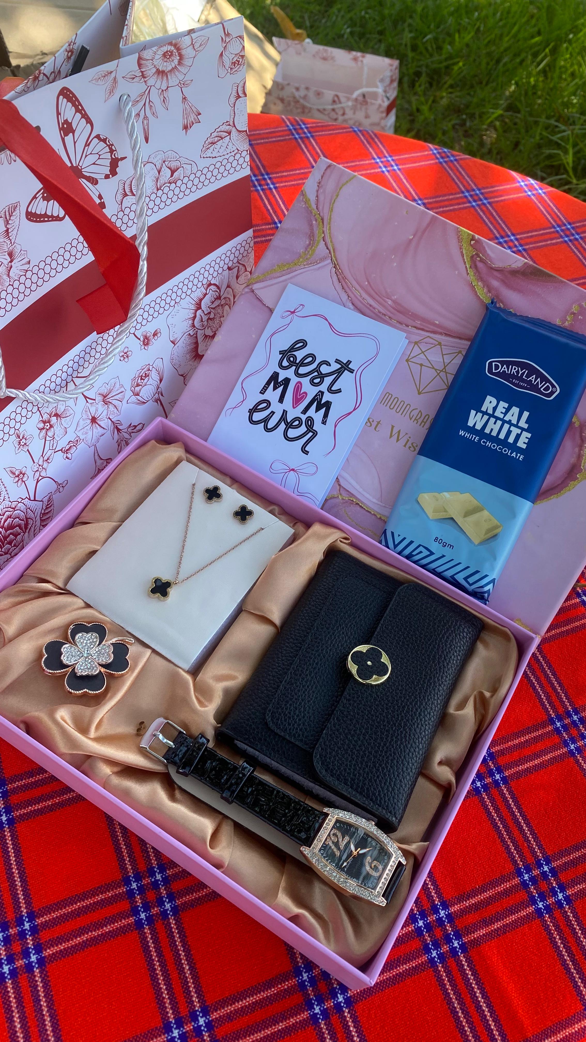 MOTHERS DAY GIFT SETS
ELEGANT PACK X CHOCOLATE BAR 
Watch
👑Necklace
👑Earrings
👑Chocolate bar
👑Brooch/Hair clip
👑Wallet/purse
👑Gift Card
👑Bag with ribbon 🎀

✍️We offer Engraving services✍️(cust