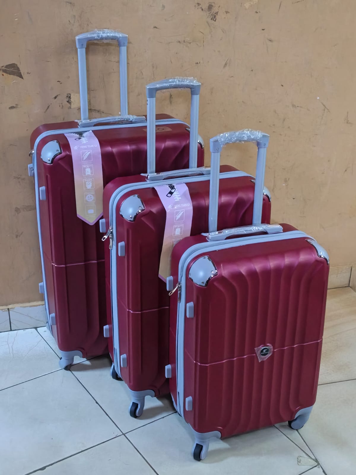 🚚🚚TRAVEL ORGANISED👌👌3 IN 1 fibre LAXURIOUS SUITCASE BRIEFCASE TRAVEL Bag 🚚features a hard outer shell that protects your belongings from damage. It also has a number of compartments and pockets t