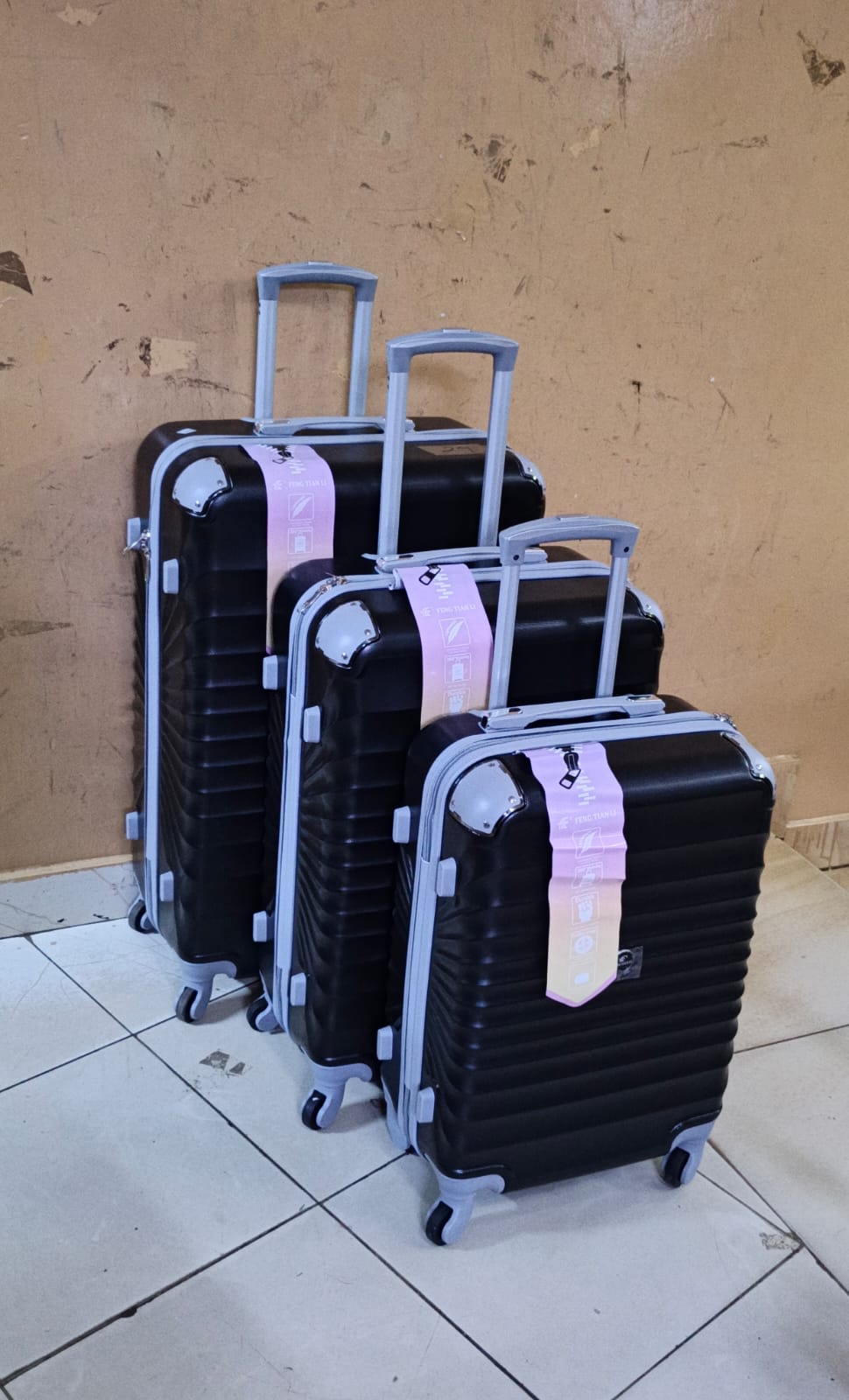 🚚🚚TRAVEL ORGANISED👌👌3 IN 1 fibre LAXURIOUS SUITCASE BRIEFCASE TRAVEL Bag 🚚features a hard outer shell that protects your belongings from damage. It also has a number of compartments and pockets t