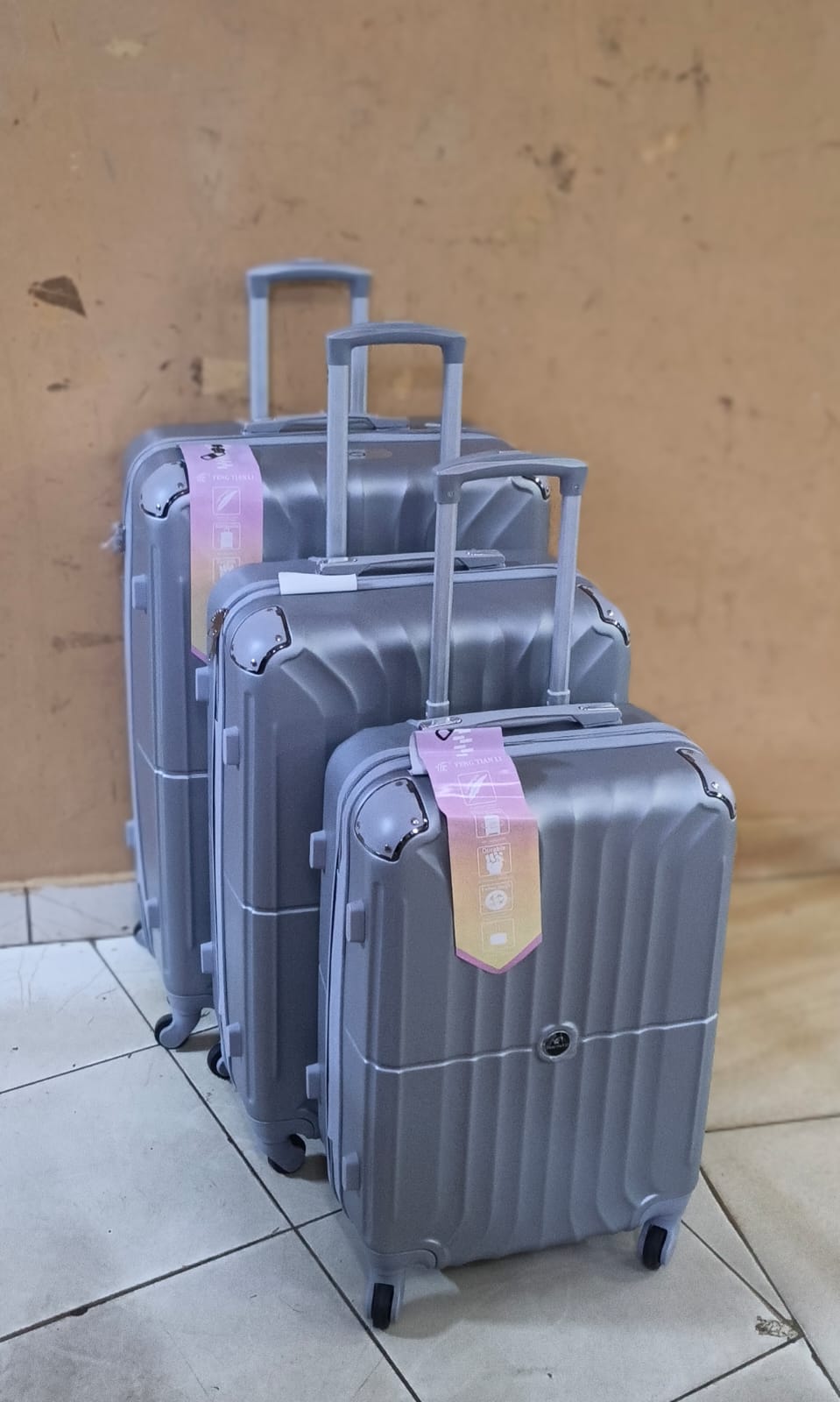 🚚🚚TRAVEL ORGANISED👌👌3 IN 1 fibre LAXURIOUS SUITCASE BRIEFCASE TRAVEL Bag 🚚features a hard outer shell that protects your belongings from damage. It also has a number of compartments and pockets t