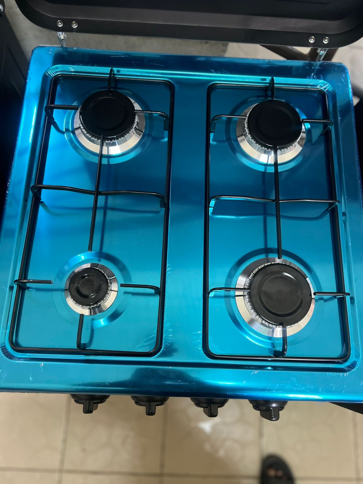 Olelon 4-Burner Gas Cooker with Shelves

Cook with ease and keep your kitchen organized with the Olelon 4-Burner Gas Cooker with Shelves. It features four gas burners for convenient multi-pot cooki