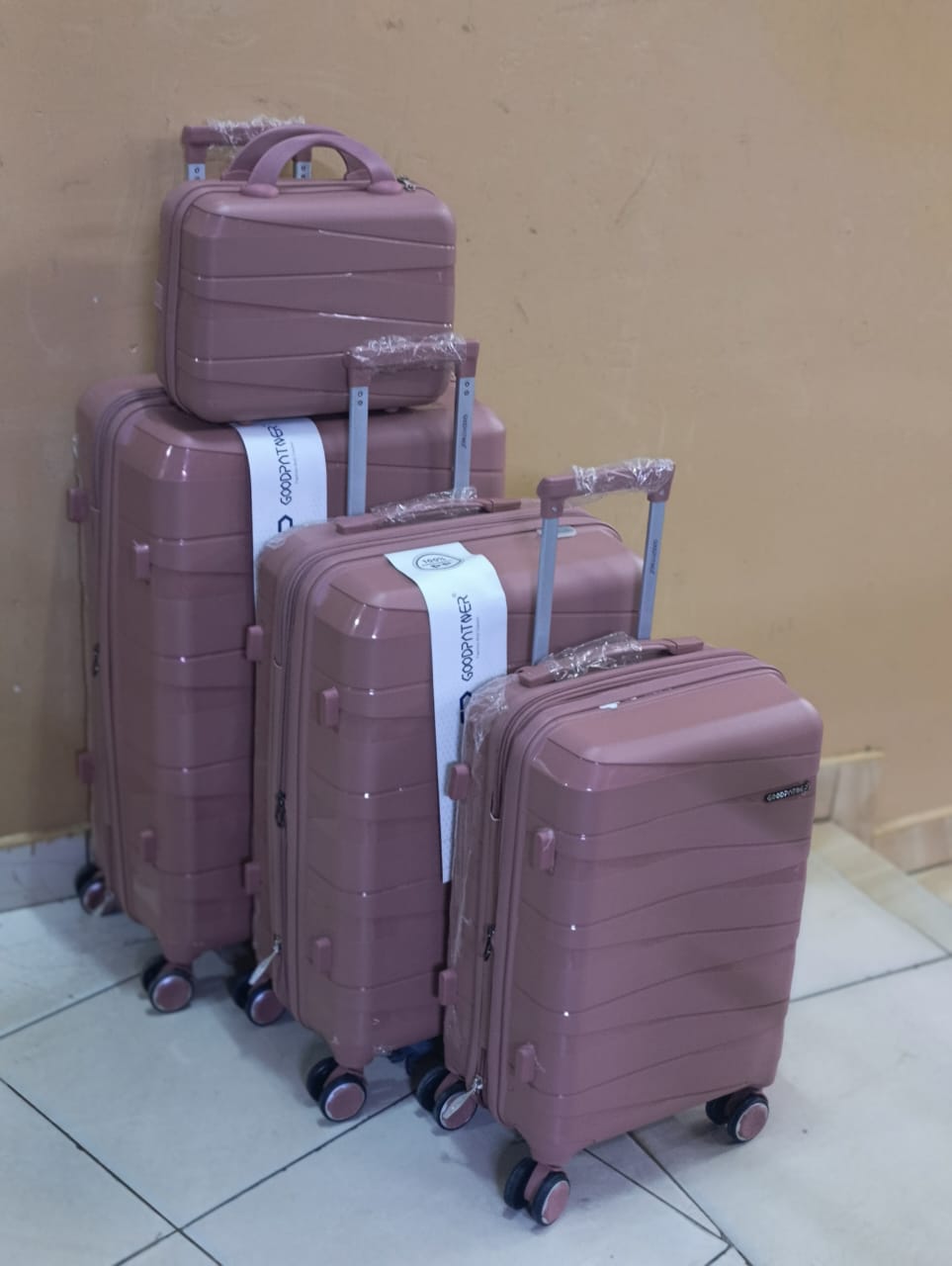 ✈️Travel with Class.✈️4 in 1 Luxurious unbreakable Suitcase

▪️Zipper closure frame.
▪️360 Easy-glide spinner wheels. 
▪️Telescopic handle system locks in multiple levels to adapt.
▪️Compression strap