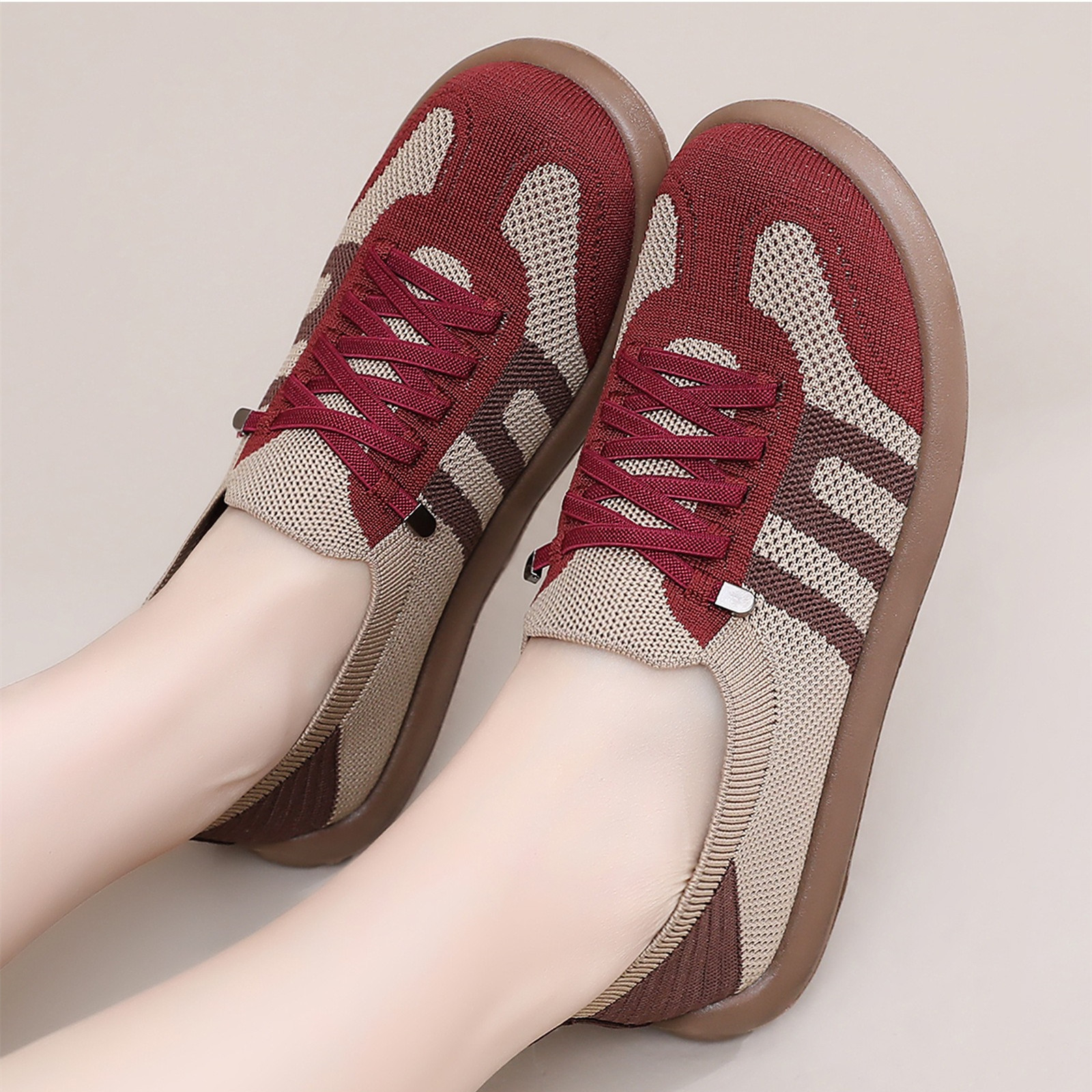 New Women's Breathable Flyknit Walking Shoes Soft Sole Comfortable Slip-On Casual Sneakers Girls Mesh Shoes Flats Mom Shoes