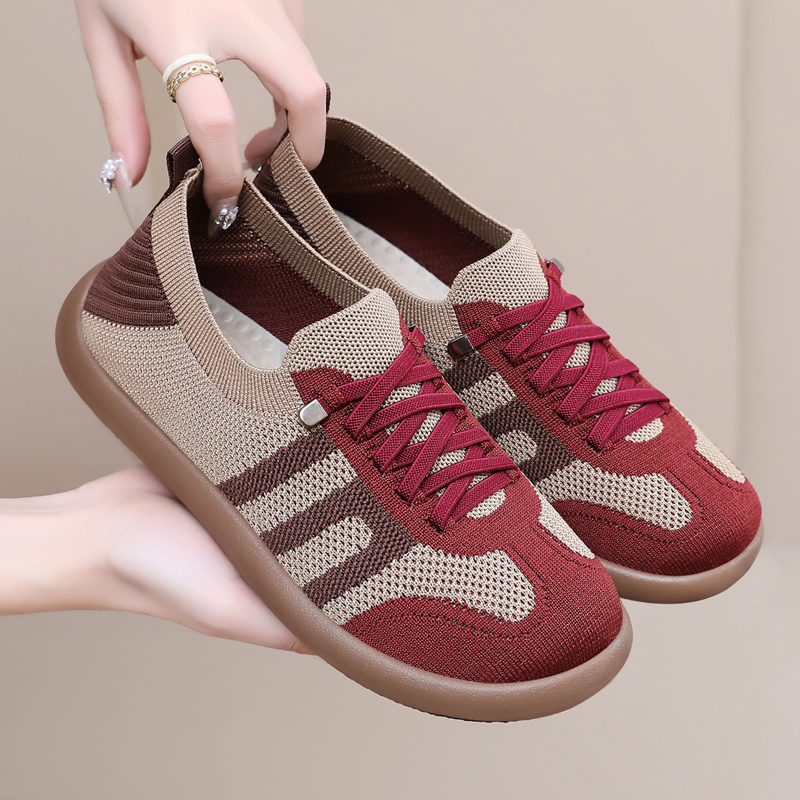 New Women's Breathable Flyknit Walking Shoes Soft Sole Comfortable Slip-On Casual Sneakers Girls Mesh Shoes Flats Mom Shoes