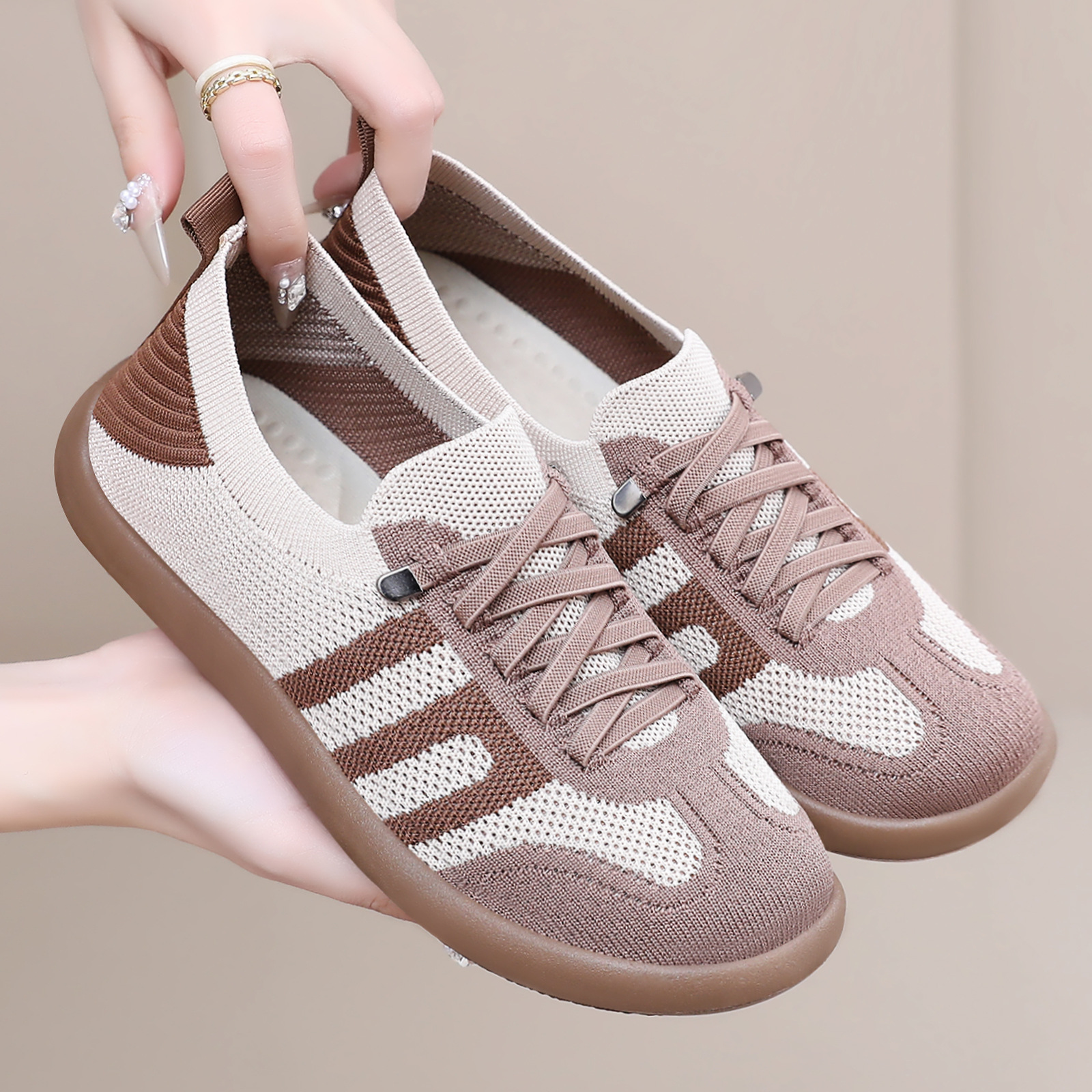 New Women's Breathable Flyknit Walking Shoes Soft Sole Comfortable Slip-On Casual Sneakers Girls Mesh Shoes Flats Mom Shoes