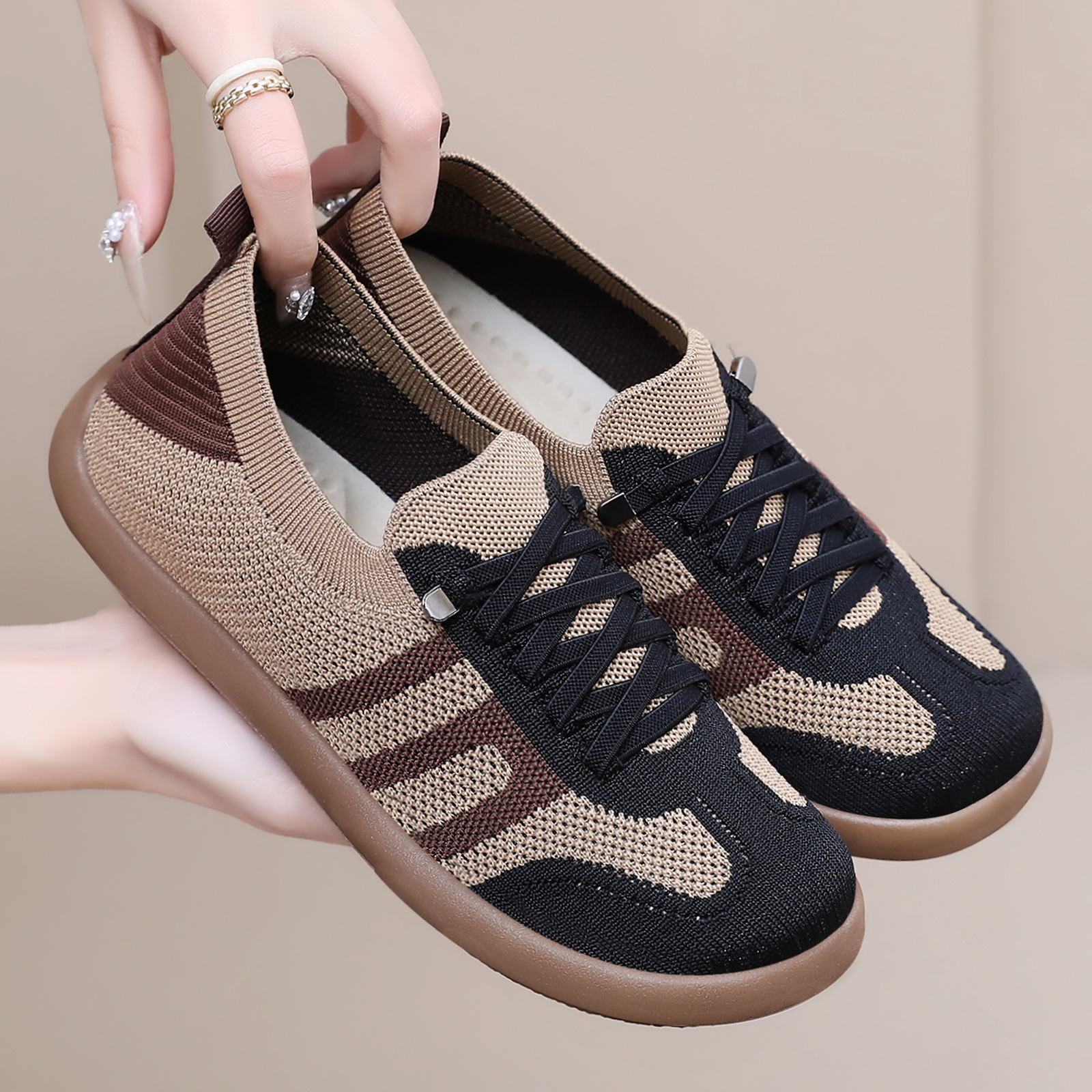New Women's Breathable Flyknit Walking Shoes Soft Sole Comfortable Slip-On Casual Sneakers Girls Mesh Shoes Flats Mom Shoes