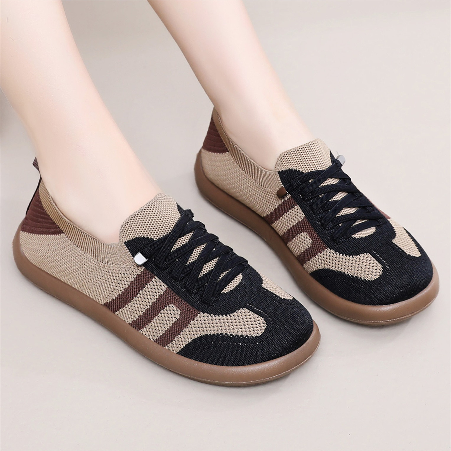 New Women's Breathable Flyknit Walking Shoes Soft Sole Comfortable Slip-On Casual Sneakers Girls Mesh Shoes Flats Mom Shoes