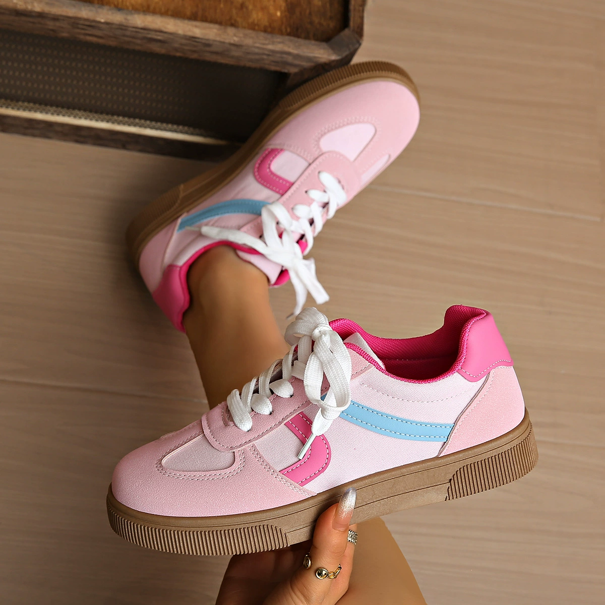 Shoes Women Casual Sneakers Lace-Up Low Top Sports Shoes Comfortable Walking Shoes for Young Woman Skate Shoes Thick Sole Sneakers Women's Shoes