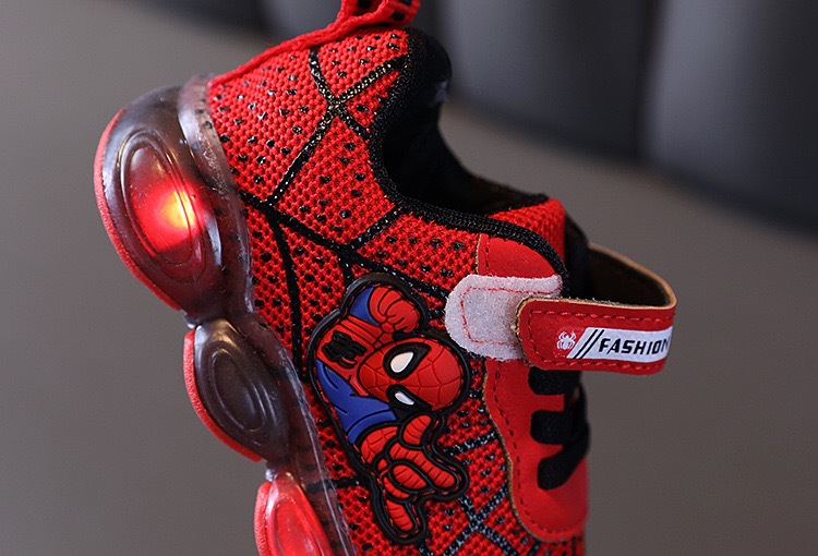 Baby and children's Spider-Man cartoon LED light-up shoes, children's light-up sneakers, boys' and girls' light mesh sneakers, lightweight, breathable, anti-slip sneakers.