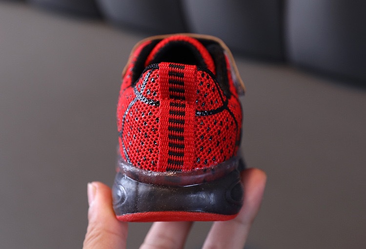 Baby and children's Spider-Man cartoon LED light-up shoes, children's light-up sneakers, boys' and girls' light mesh sneakers, lightweight, breathable, anti-slip sneakers.