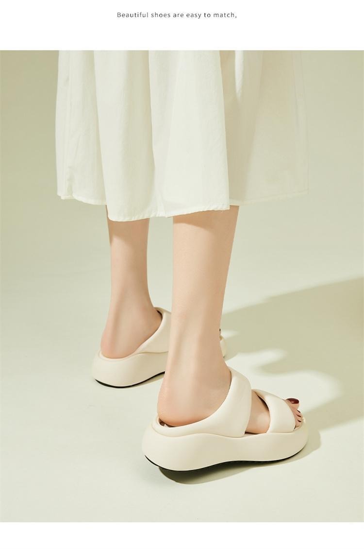 EVA Slippers Have A High-end Feel for Women's Summer Outdoor Wear Thick Soled Height Increasing Women's Slippers Are Non Slip and Odorless Sponge Cake Shoes